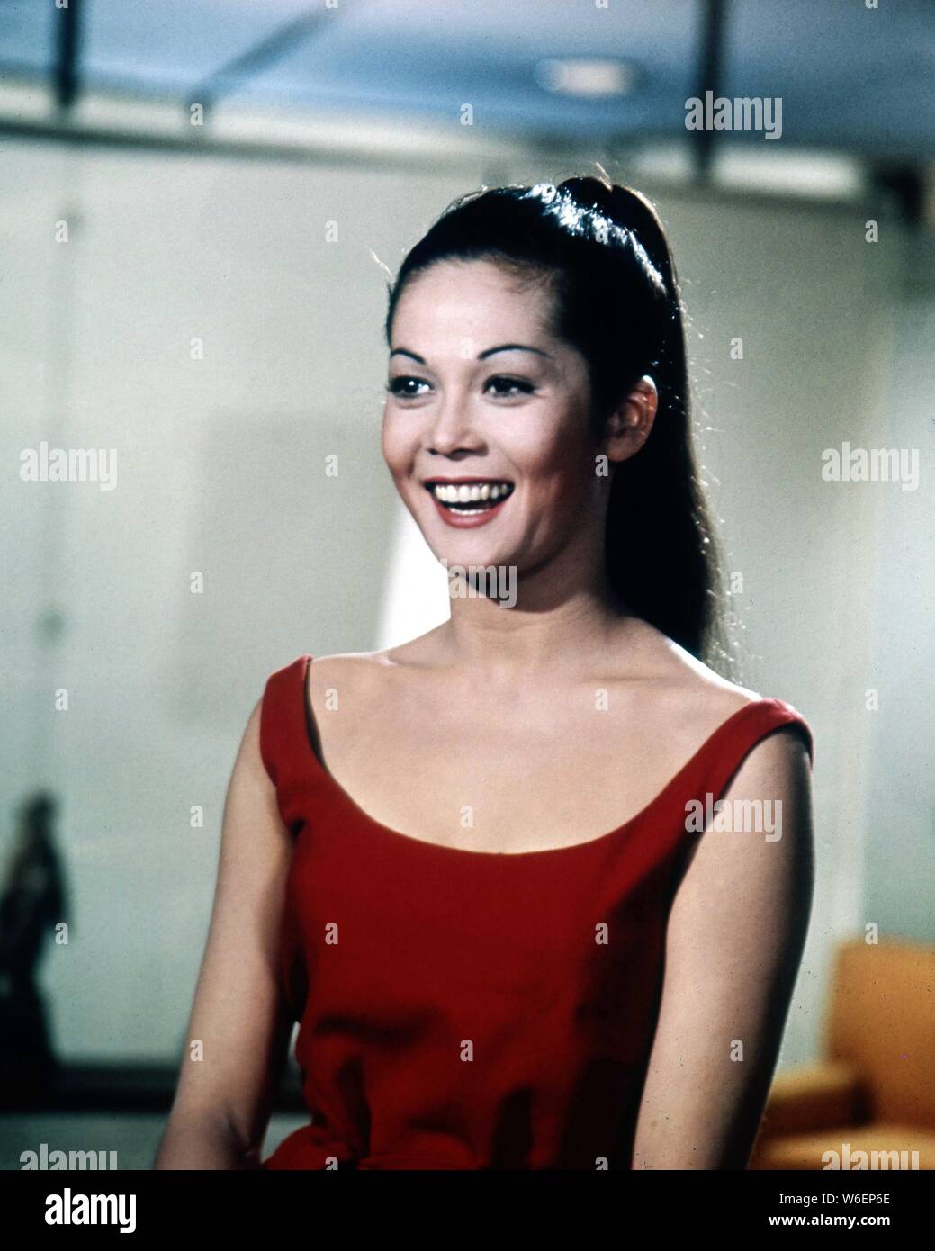 NANCY KWAN offene Probe portrait am Set der Dreharbeiten FLOWER DRUM SONG Direktor 1961 Henry Koster Musik Richard Rodgers lyrics Oscar Hammerstein 2 Produzent Ross Hunter Felder Produktionen/Hunter-Fields/Universal International Pictures (UI) Stockfoto