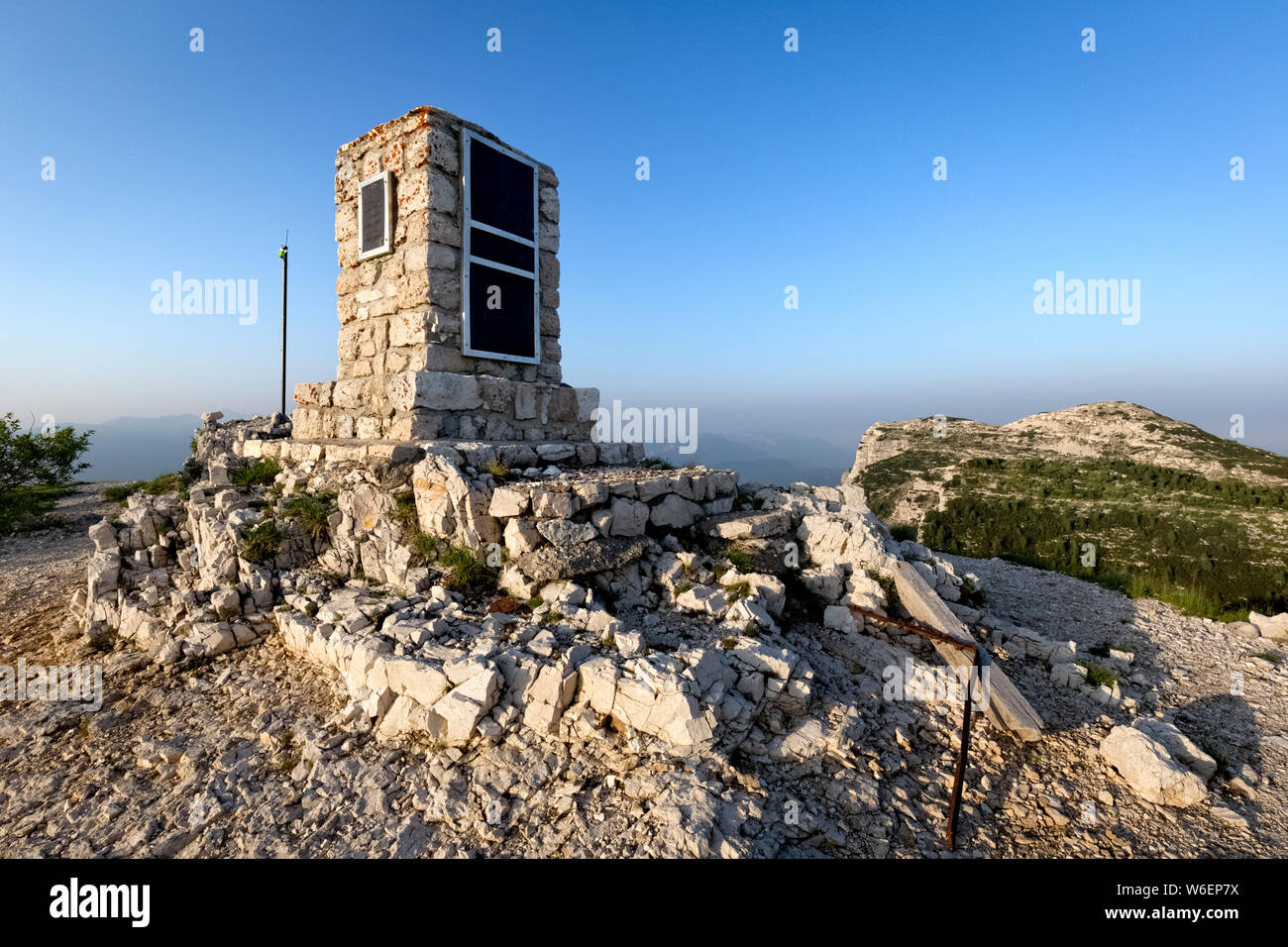 Monte Ortigara: der gedenkstein und die österreichisch-ungarischen Schützengräben des Ersten Weltkriegs. Hochebene von Asiago, der Provinz Vicenza, Venetien, Italien, Europa. Stockfoto