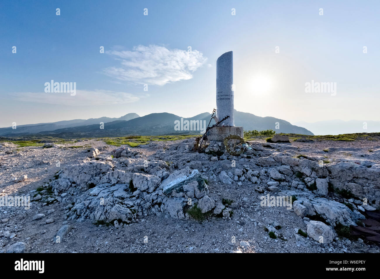 Die Spalte auf dem Gipfel des Monte Ortigara. Hochebene von Asiago, Venetien, Italien. Stockfoto