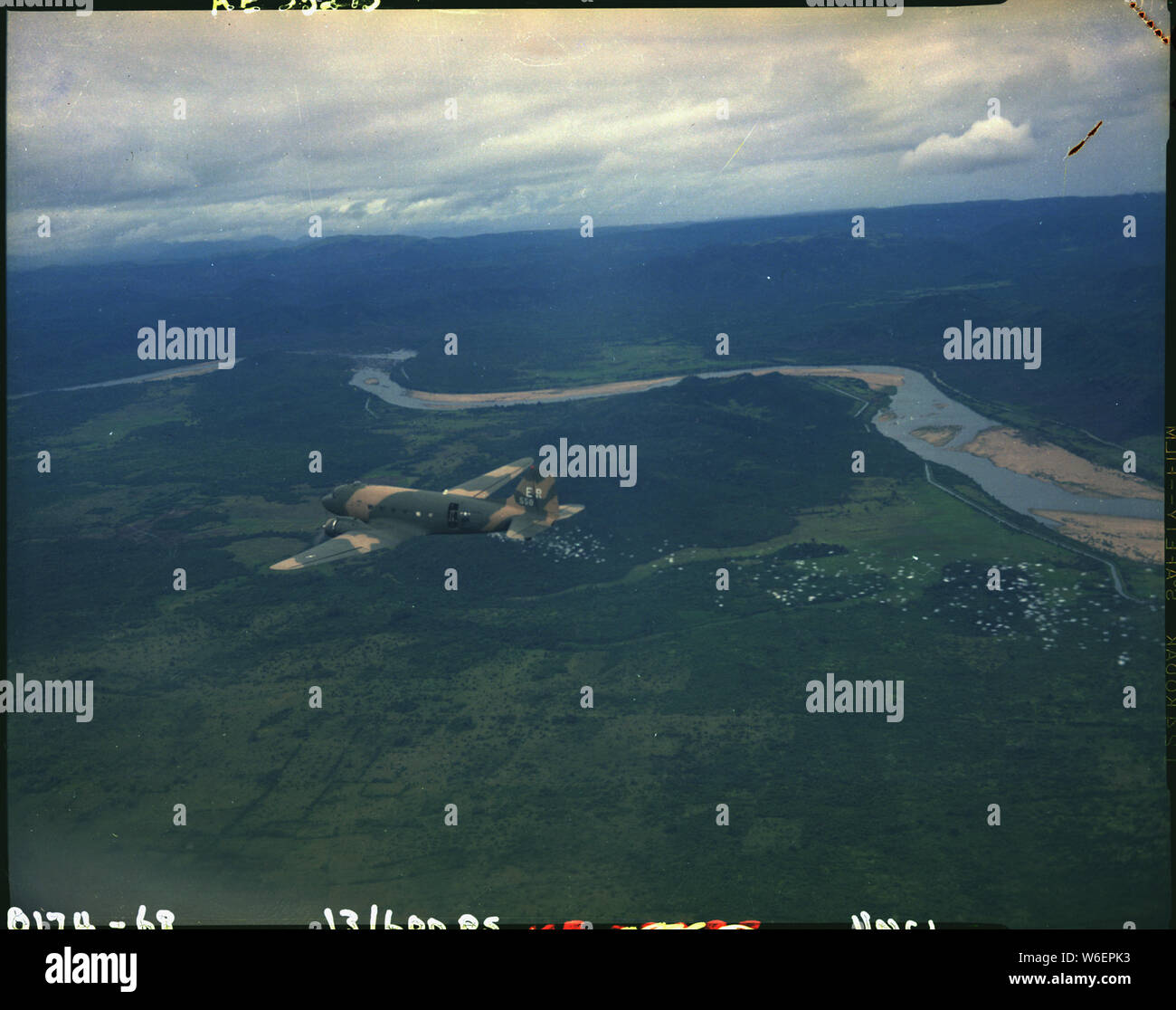 Ein US Air Force C-47 Pressemitteilungen psychologische Kriegsführung Flugblätter in der Nähe von Nha Trang, Vietnam. Stockfoto