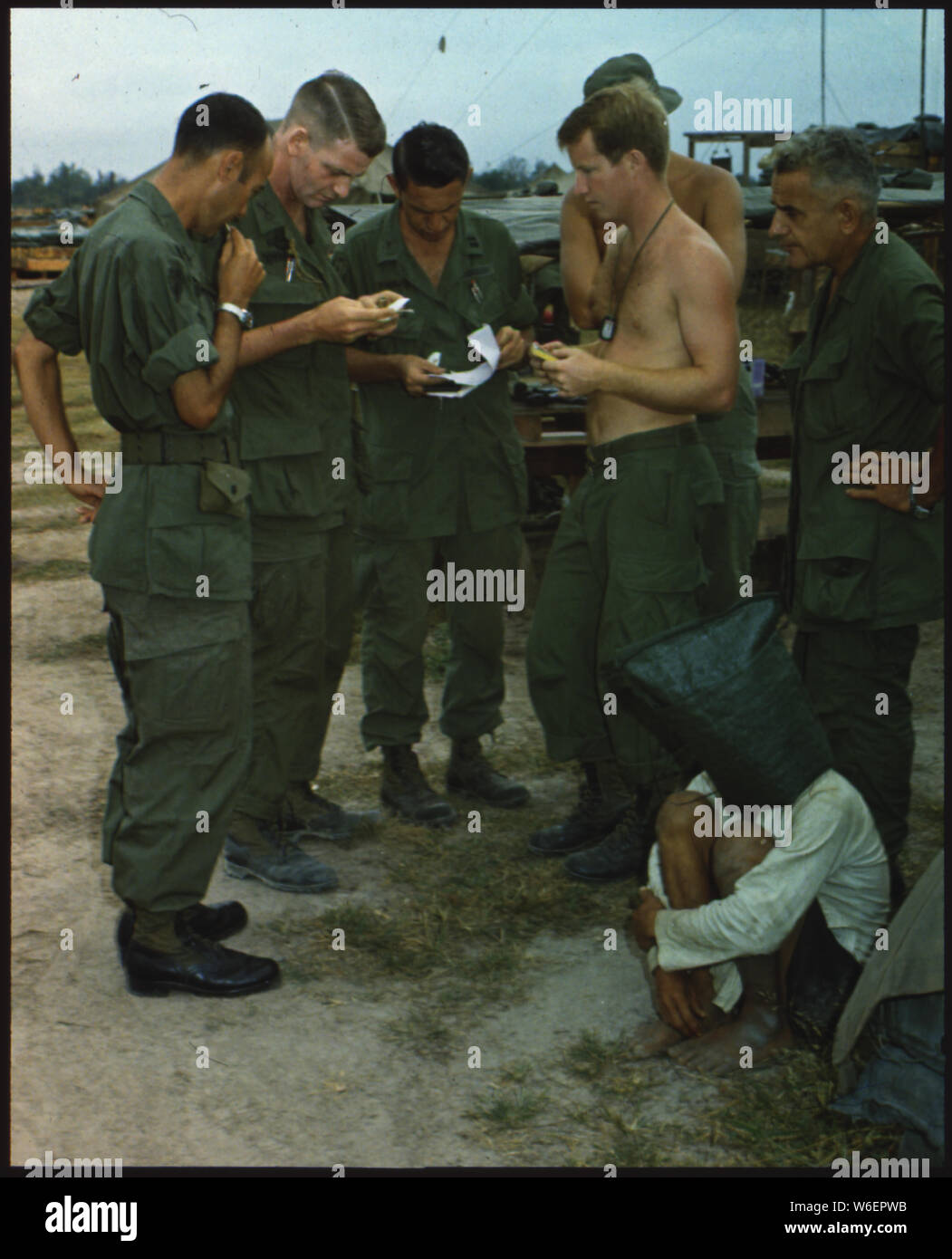 Ein Viet Cong vermuten, bei einem Angriff auf einen amerikanischen Vorposten in der Nähe der kambodschanischen Grenze im Süden Vietnams gefangen und wird verhört. Stockfoto