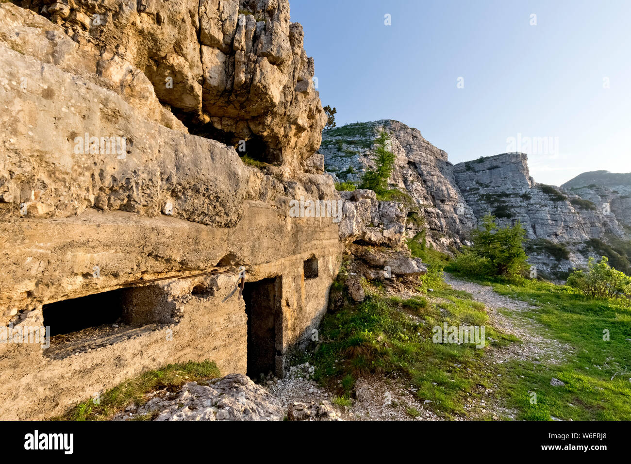 Österreichisch-ungarischen u-Tierheim geschnitzt in den Hängen des Monte Ortigara. Hochebene von Asiago, der Provinz Vicenza, Venetien, Italien, Europa. Stockfoto