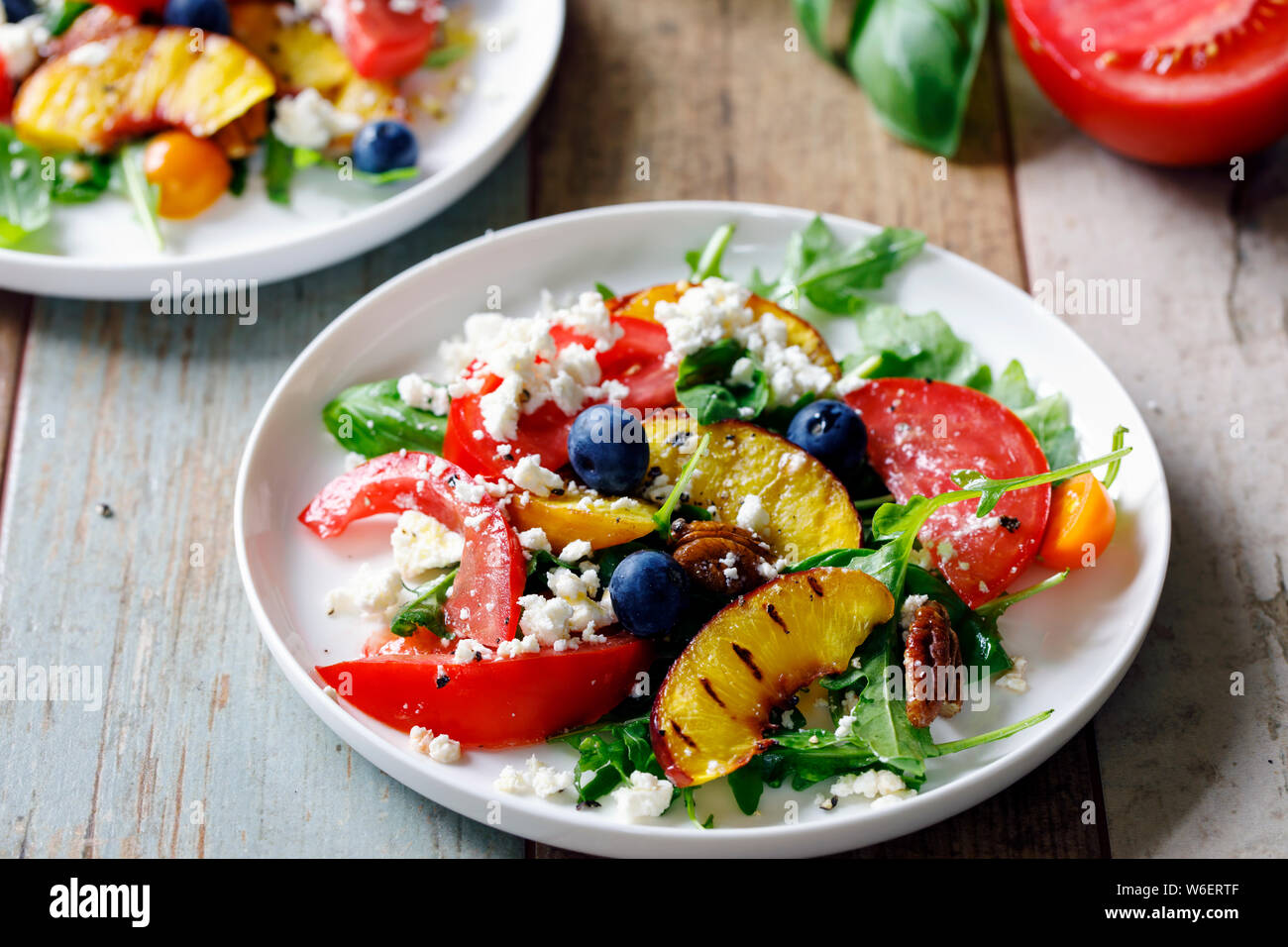 Gegrillter Pfirsich und Erbe Tomatensalat Stockfoto