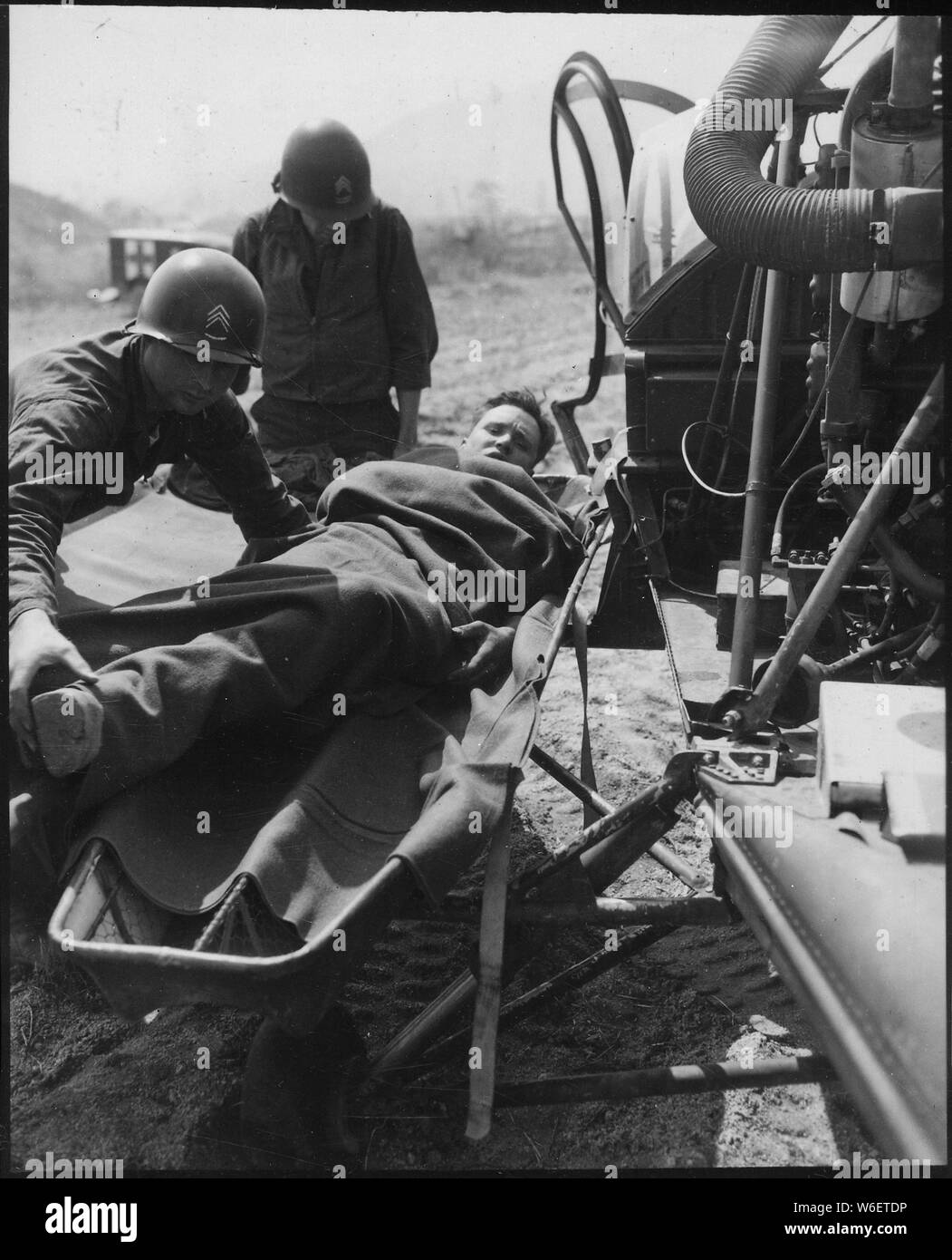 Ein verwundeter Amerikaner ist auf einem Hubschrauber auf der 21 Infanterie Regiment Sammelstation an Painmal, Korea, eine Meile südlich des 38. Parallel angehoben, für die Evakuierung zu einem Base Hospital.; Allgemeine Hinweise: Verwenden Sie Krieg und Konflikt Nummer 1451 bei der Bestellung eine Reproduktion oder Anforderung von Informationen zu diesem Bild. Stockfoto