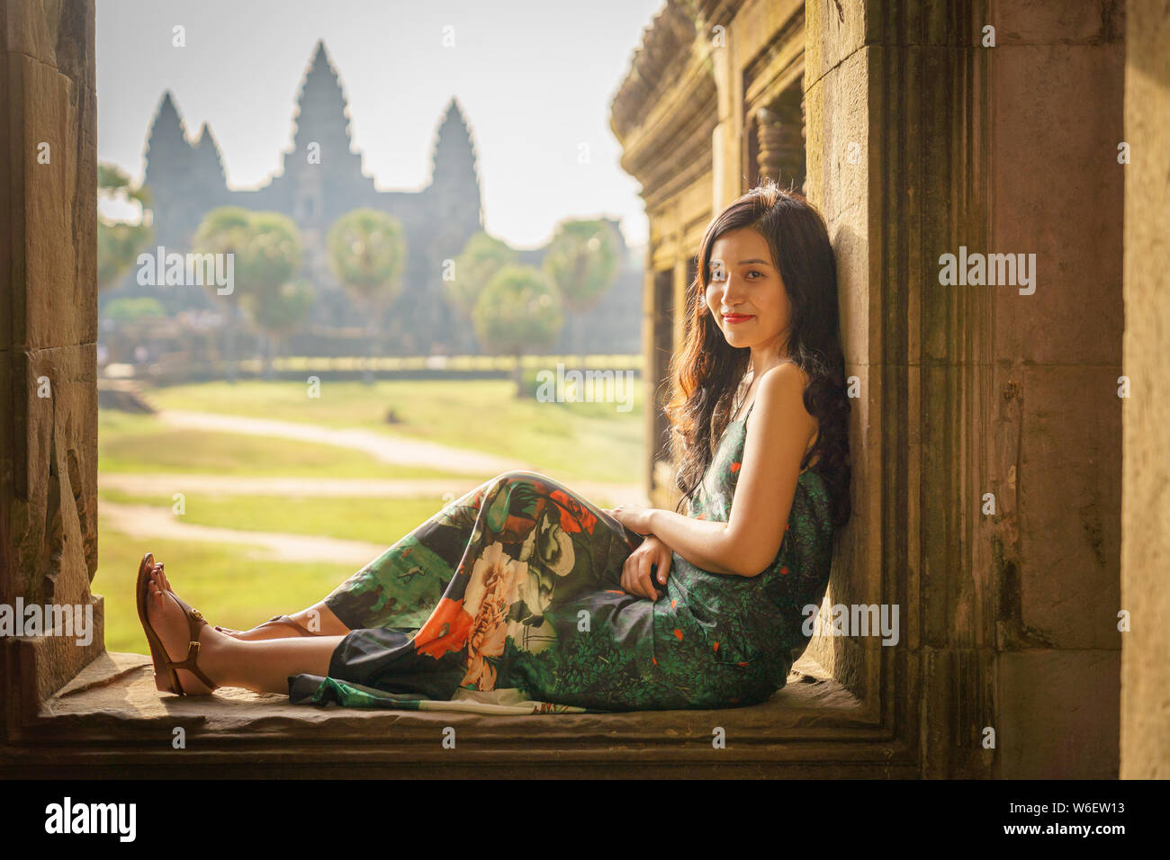 Candid Portrait von brunette Asiatischen alleinreisende Frauen in Siem Reap, Kambodscha. Es gibt einen berühmten Angkor Wat Tempel im Hintergrund. Stockfoto