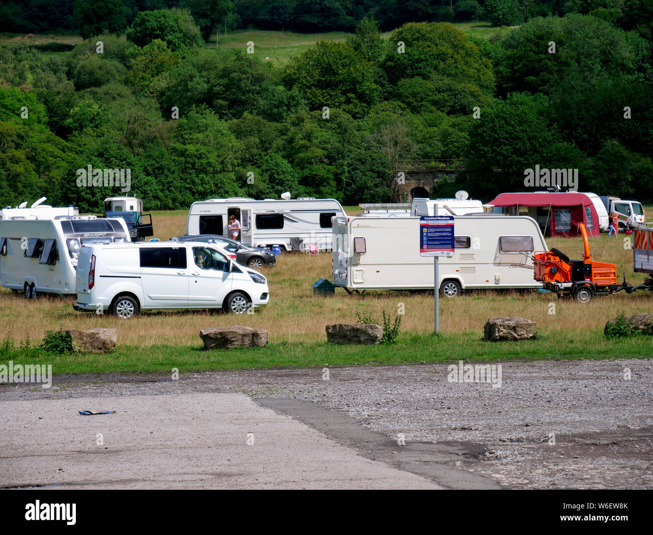 Große Sinti und Roma Traveller camp fährt in Cromford Wiese in der Nähe des UNESCO-Weltkulturerbes, Matlock, Derbyshire, Großbritannien Stockfoto