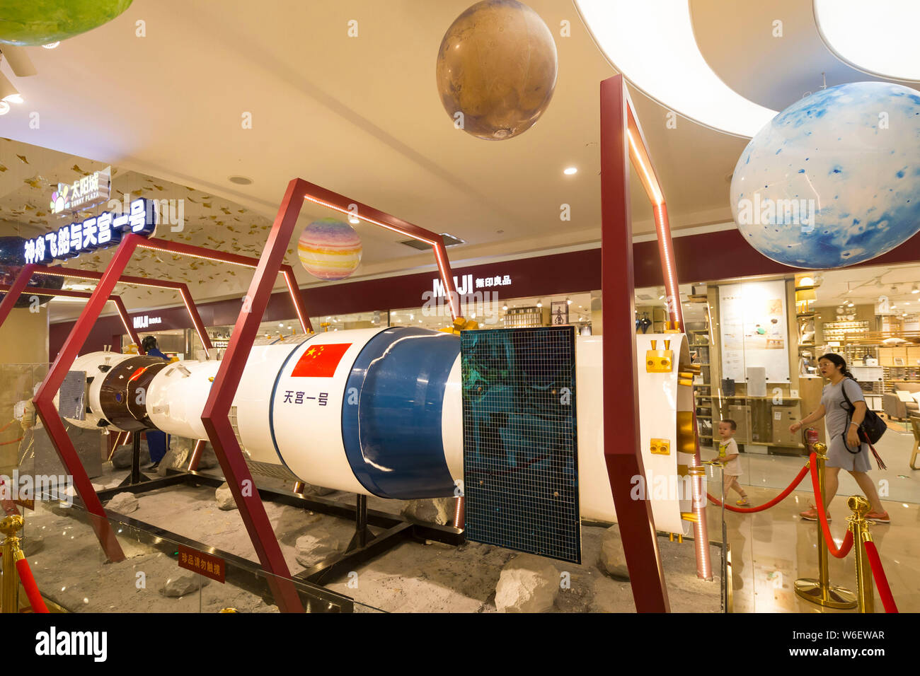 ------ Modelle der Docking des Tiangong-1 Raum Modul und der Shenzhou bemannte Raumfahrzeuge sind auf Anzeige an einem Einkaufszentrum in Nanjing city, Eas Stockfoto