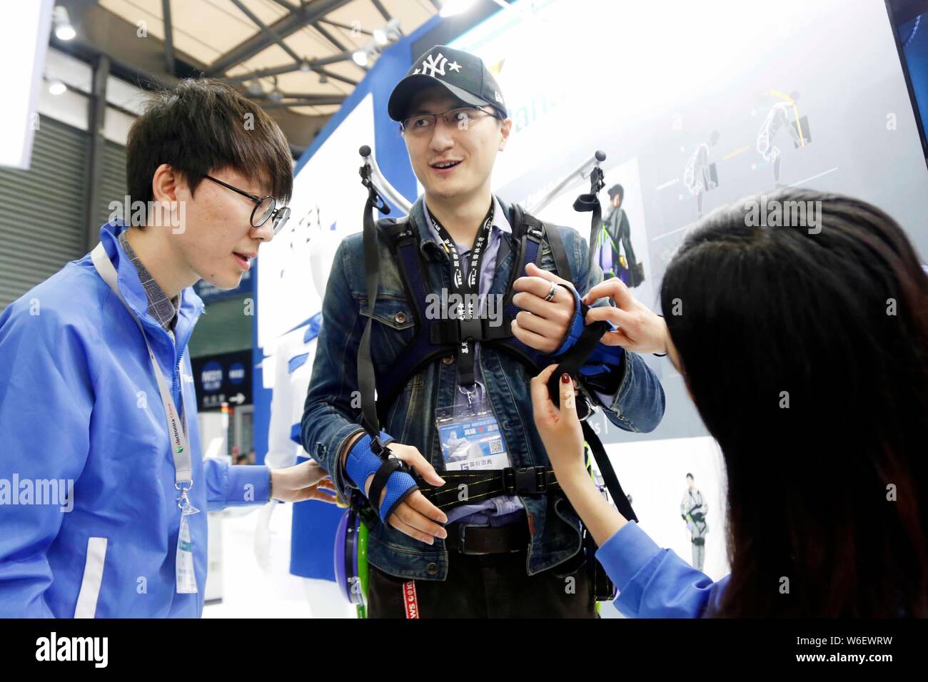 Ein Besucher versucht, einen Robotischen Exoskelett während der Electronica China 2018 in Shanghai, China, 15. März 2018. Einen robotischen Exoskelett, Th lassen können Stockfoto