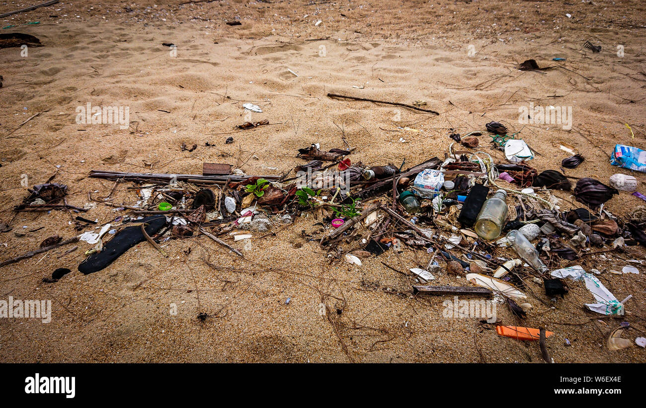 Schlechte Umgebung am Strand mit Müll. Die Wasserverschmutzung mit Kunststoff auf Sand. Müll am Strand. Umweltverschmutzung in Thailand Stockfoto