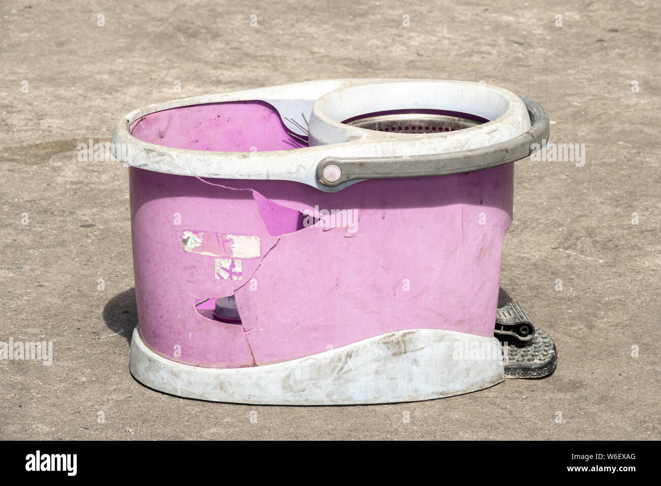 Gebrochenen alten Kunststoff mop Eimer. Stockfoto