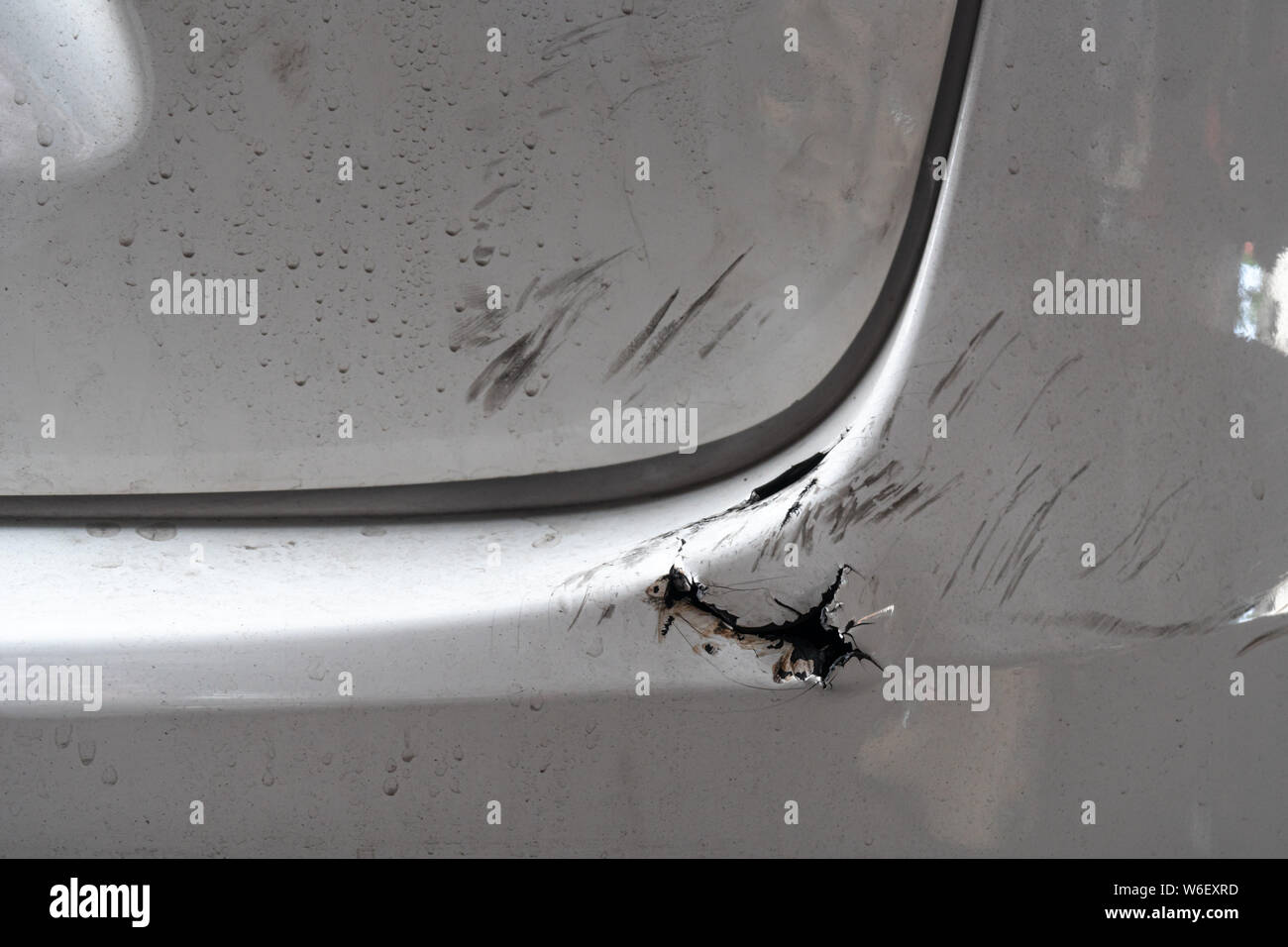 Beschädigte hintere Stoßfänger aus Kunststoff Autounfall Stockfoto