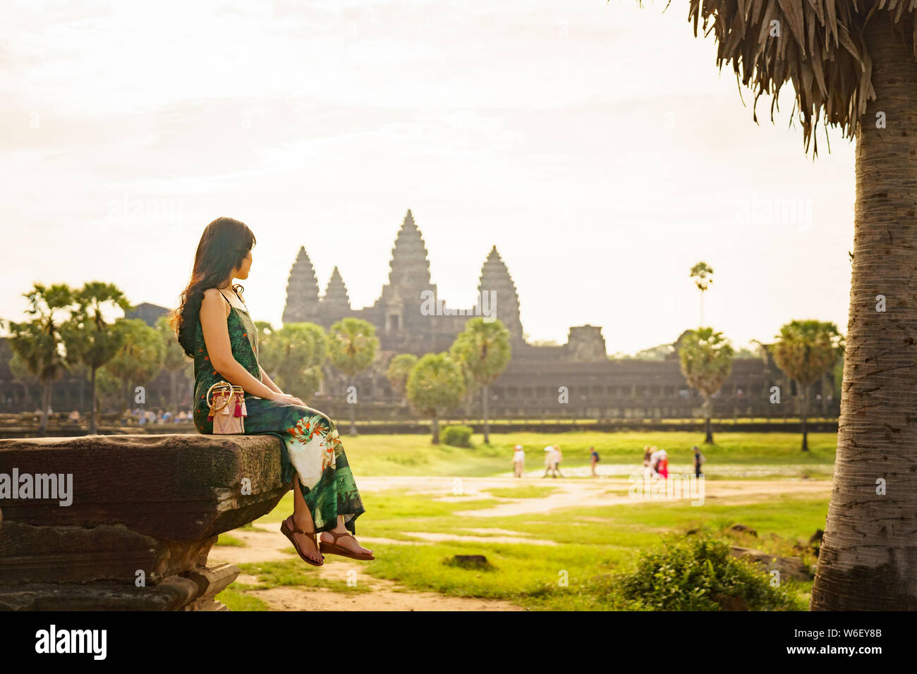 Candid Portrait von brunette Asiatischen alleinreisende Frauen in Siem Reap, Kambodscha. Es gibt einen berühmten Angkor Wat Tempel im Hintergrund. Stockfoto