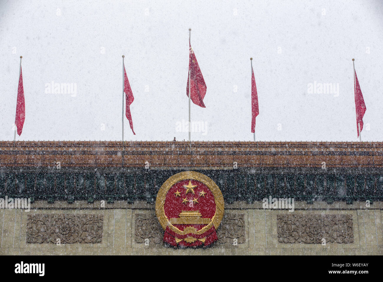Ein nationales Emblem ist auf dem Bild oben in der Großen Halle des Volkes im Schnee in Peking, China, 17. März 2018. Stockfoto