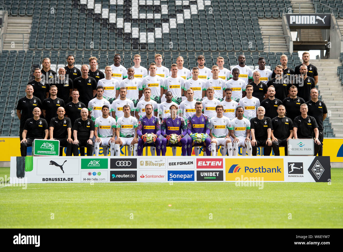 01. August 2019, Nordrhein-Westfalen, Köln: Team Foto von Borussia Mönchengladbach: (obere Reihe, l-r) Übergang Trainer Eugen Polanski, athletischer Trainer Alexander Mouhcine, athletischer Trainer Patrick Eibenberger, Denis Zakaria, Andreas Poulsen, Christoph Kramer, Michael Lang, Tobias Strobl, Louis Beyer, Marcus Thuram, Breel Embolo, athletischer Trainer Quirin Löppert, athletischer Trainer Markus Müller, (2. Zeile, l-r) Zeile von oben, l-r) Torwart-trainer Uwe Kamps, torwarttrainer Steffen Krebs, Co-Trainer Alexander Zickler, Oscar Wendt, Alassane Plädoyer, Matthias Ginter, Nico Elvedi, Laszlo Benes, Stockfoto