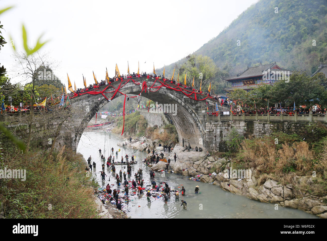 Chinesen werfen Sie Banknoten und die Taiping 'Brücke', was bedeutet, Ruhe und Frieden in Englisch, für Glück zu beten und segnen zu Fuß Stockfoto