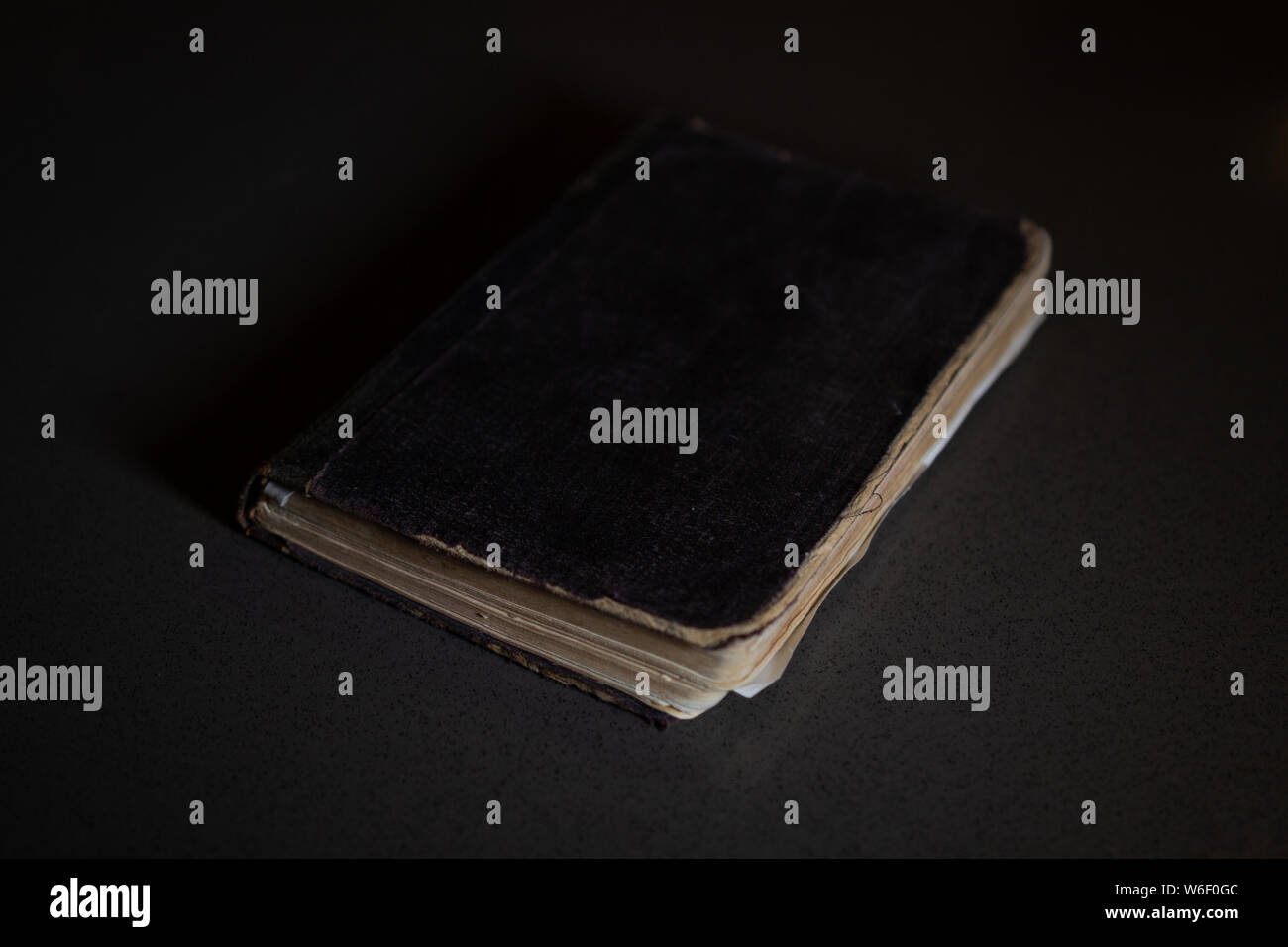 Alte Leder Bibel Stockfoto