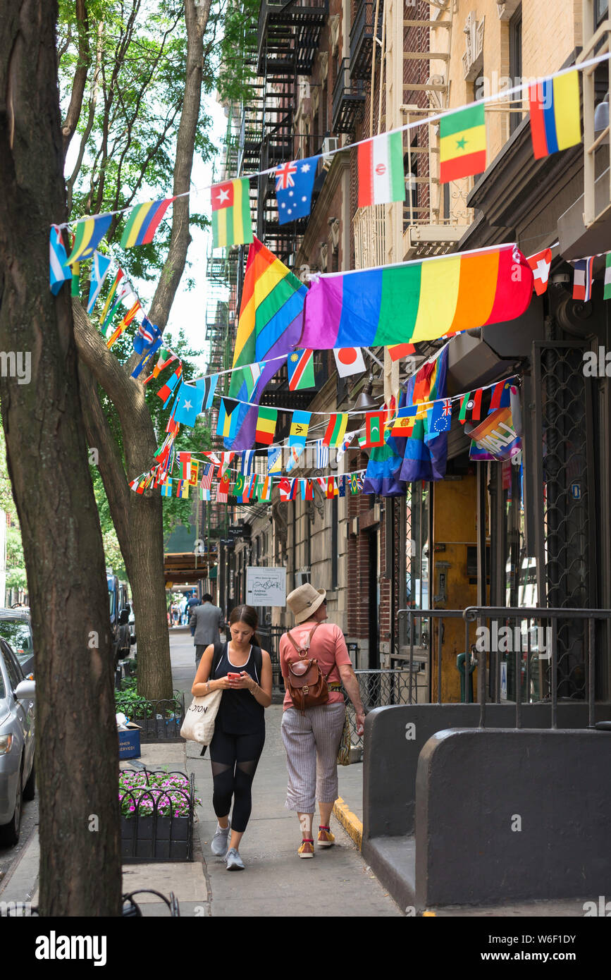New York pride, Blick auf den Regenbogen Fahnen und wimpelketten hängen von Fassaden in der Christopher Street, Greenwich Village, Manhattan, New York City, USA. Stockfoto