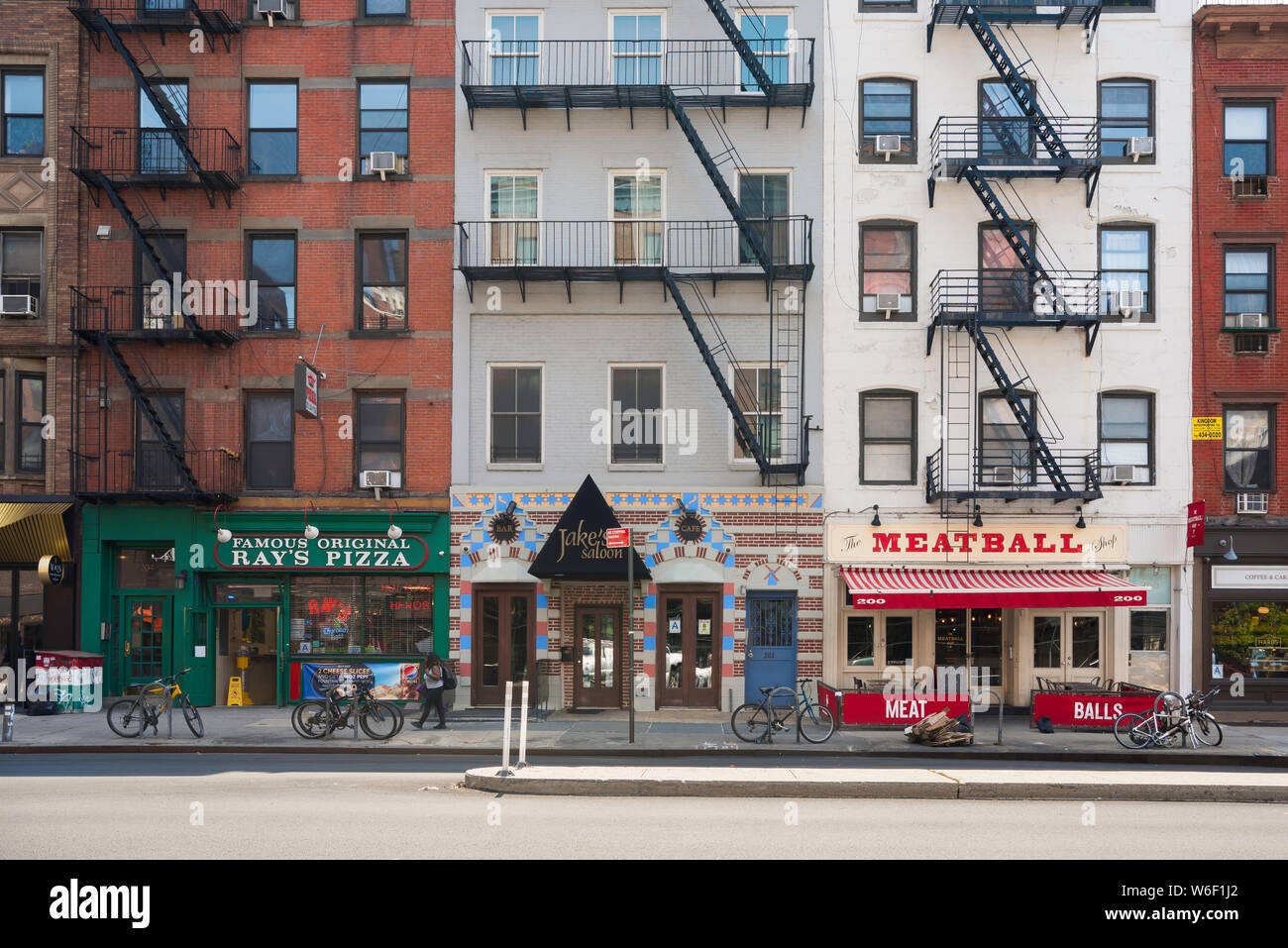 Chelsea New York, Aussicht im Sommer von typischen Gebäuden und Geschäften am 9. Avenue im Chelsea Gegend von Manhattan, New York City, USA. Stockfoto