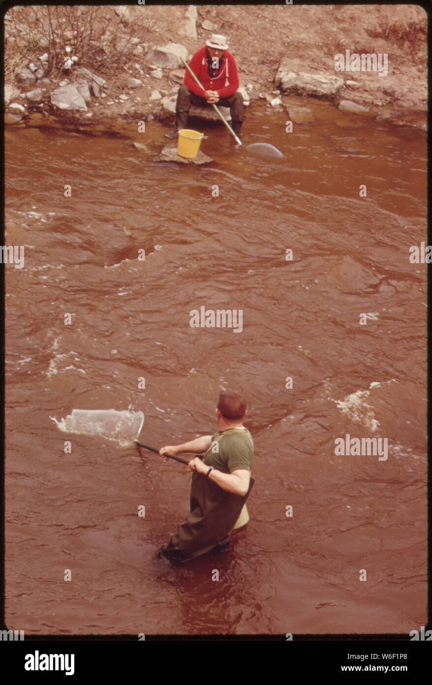 Jährliche roch beim Singen Brücke, TAWAS CITY. Mitte April TAUSENDE FISCHER ERFASSEN AM WHITNEY ENTLEEREN, einem künstlichen Kanal am Lake Huron, zu DIPNET für diese kleinen Fische. Diese FISCHER SIND AUF EINEN WARTEN MEHR AUSFÜHREN Stockfoto