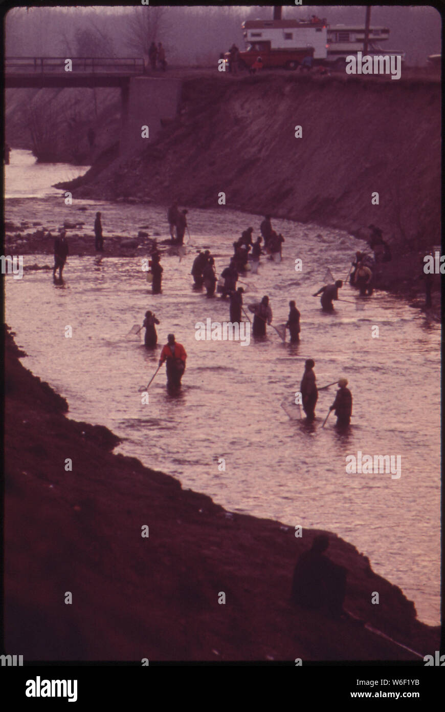 Jährliche roch beim Singen Brücke, TAWAS CITY. Mitte April TAUSENDE FISCHER ERFASSEN AM WHITNEY ENTLEEREN, EIN KANAL am Lake Huron, zu DIPNET für diese kleinen Fische. DIPNETTING WEITERHIN IN DIE NACHT Stockfoto