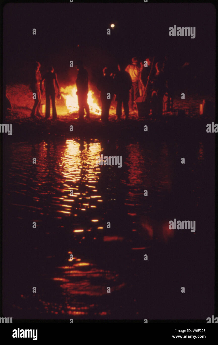 Jährliche roch beim Singen Brücke, TAWAS CITY. Mitte April TAUSENDE FISCHER ERFASSEN AM WHITNEY ENTLEEREN, EIN KANAL am Lake Huron, zu DIPNET für diese kleinen Fische. In der Nacht, Lagerfeuer DOT DER STRAND Stockfoto