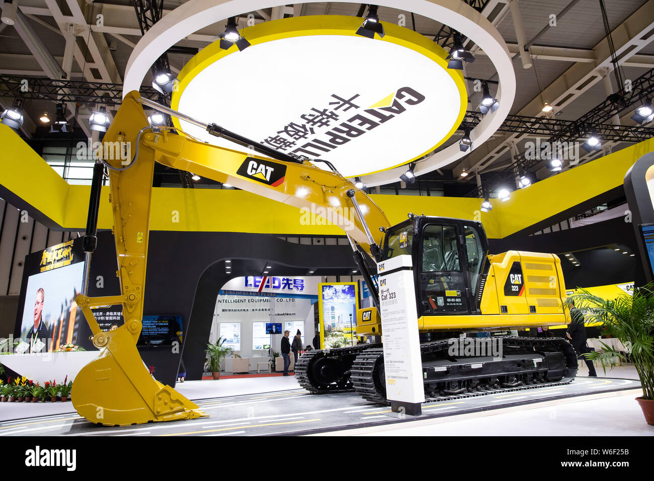 ---- Ein Caterpillar Bagger auf dem Display während der 2. Welt Intelligent Manufacturing Gipfel 2017 in Nanjing, China Jiangsu provinc Stockfoto