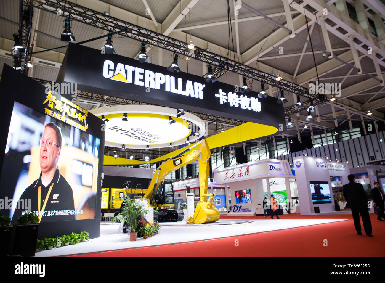 ---- Ein Caterpillar Bagger auf dem Display während der 2. Welt Intelligent Manufacturing Gipfel 2017 in Nanjing, China Jiangsu provinc Stockfoto