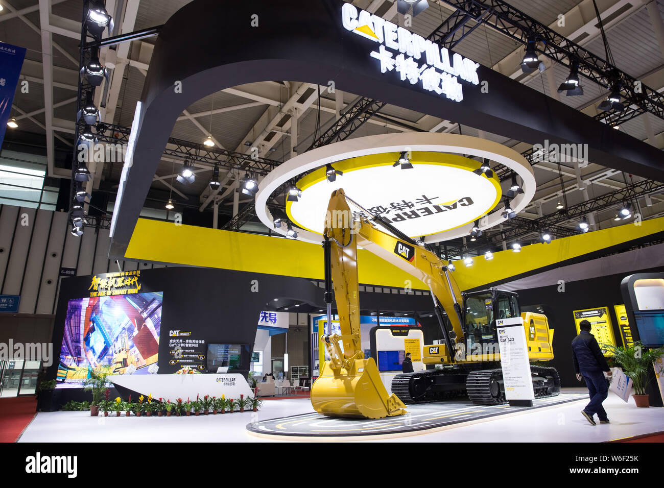 ---- Ein Caterpillar Bagger auf dem Display während der 2. Welt Intelligent Manufacturing Gipfel 2017 in Nanjing, China Jiangsu provinc Stockfoto