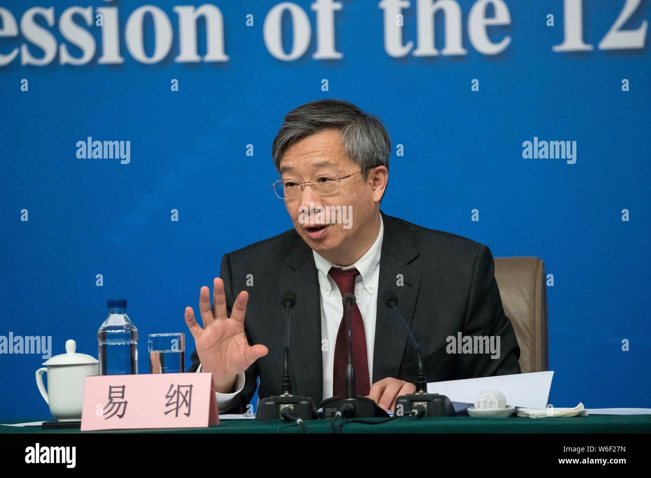 ---- Yi Gang, dann Stellvertretender Gouverneur der People's Bank of China (Pboc), China's Central Bank, nimmt an einer Pressekonferenz während der fünften Sitzung Stockfoto