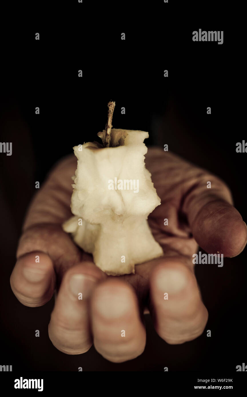 Männliche Hand gegessen, die im Besitz einer Apple-Bild für Buch Cover Stockfoto