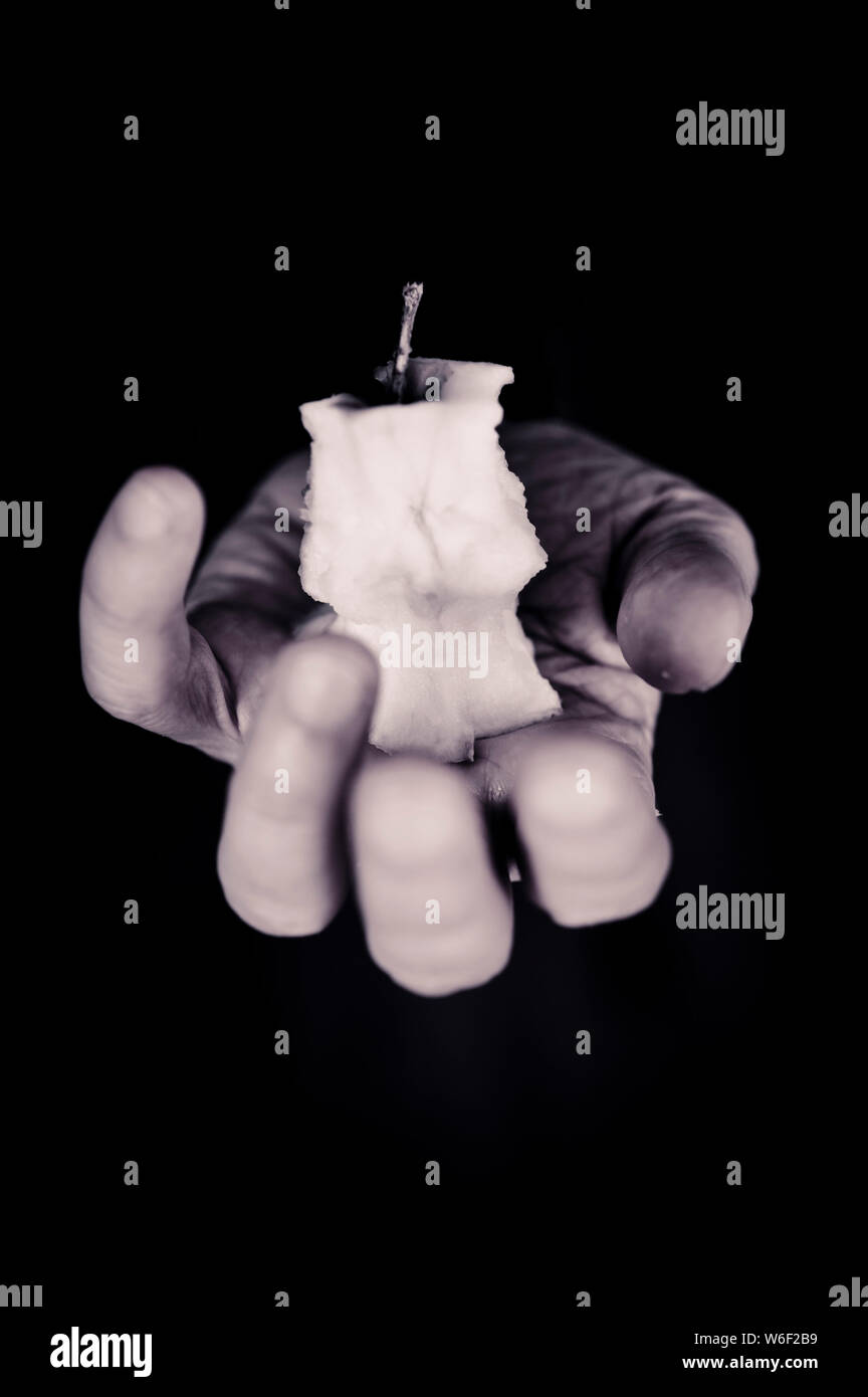 Männliche Hand gegessen, die im Besitz einer Apple-Bild für Buch Cover Stockfoto
