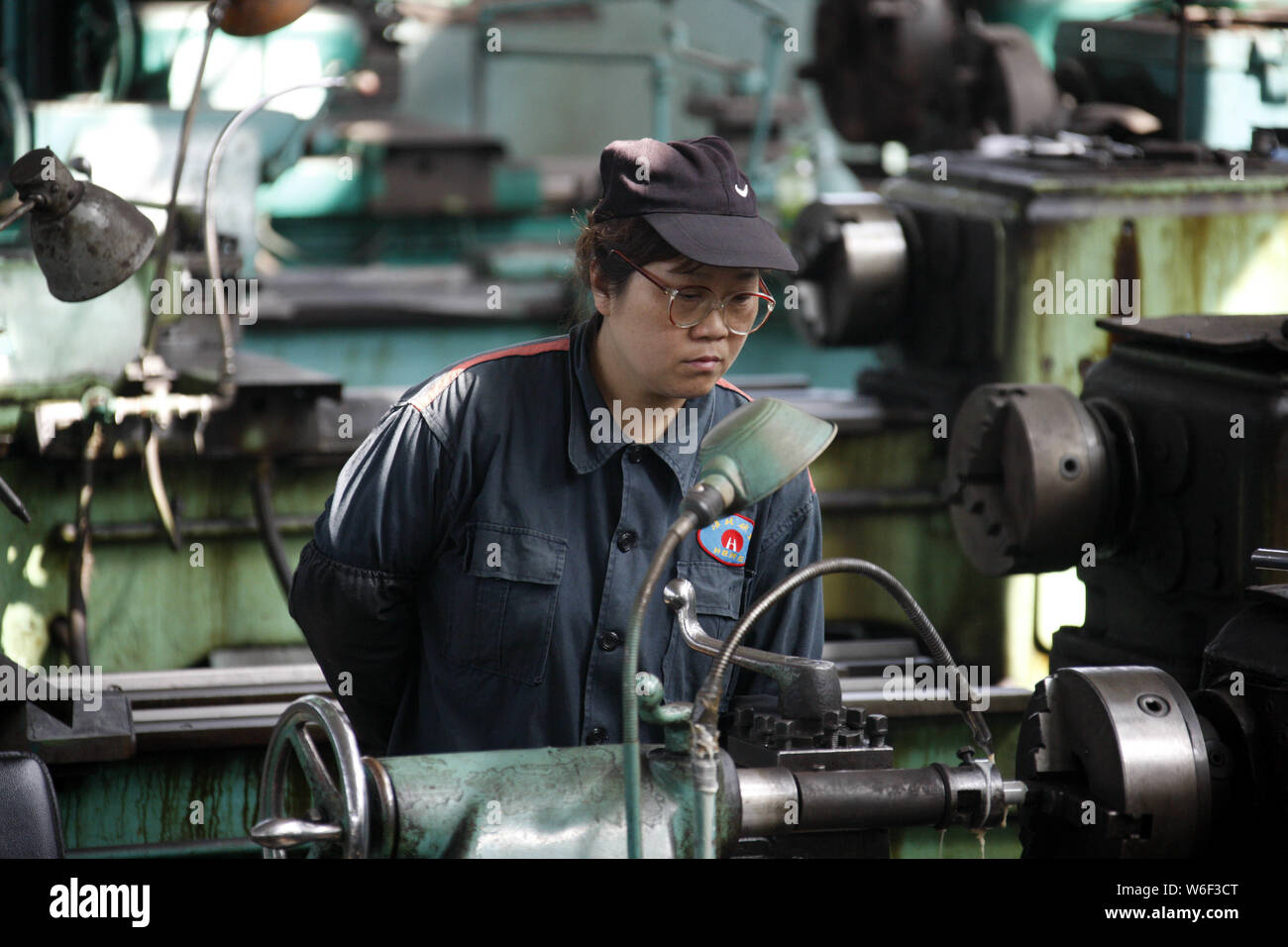 ---- Eine weibliche chinesischer Arbeiter prüft ein Stahl Produkt in einer Anlage in Stadt Huaibei, der ostchinesischen Provinz Anhui, 1. April 2016. Die chinesische Stahl ind Stockfoto