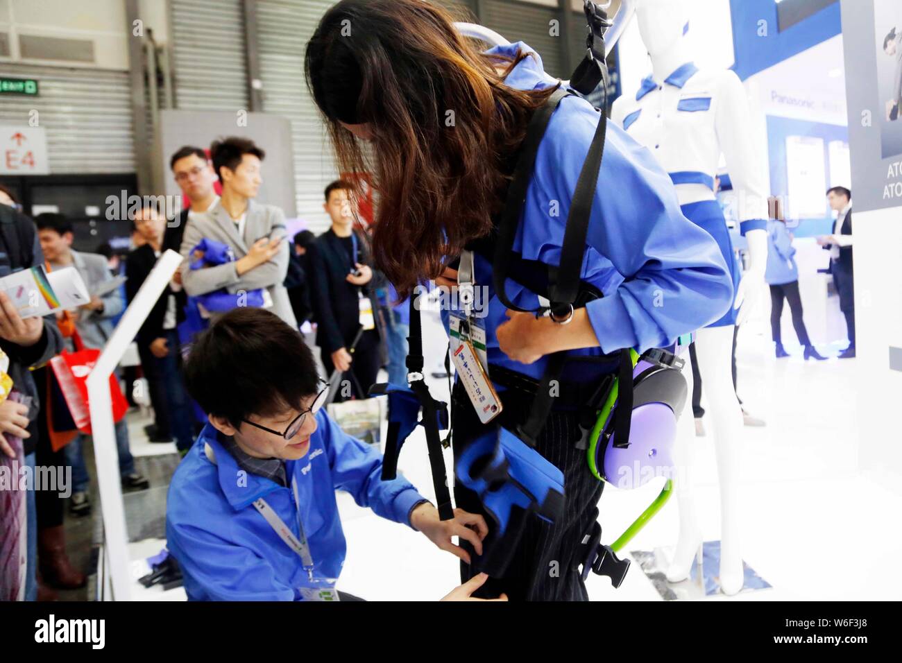 Ein Besucher versucht, einen Robotischen Exoskelett während der Electronica China 2018 in Shanghai, China, 15. März 2018. Einen robotischen Exoskelett, Th lassen können Stockfoto