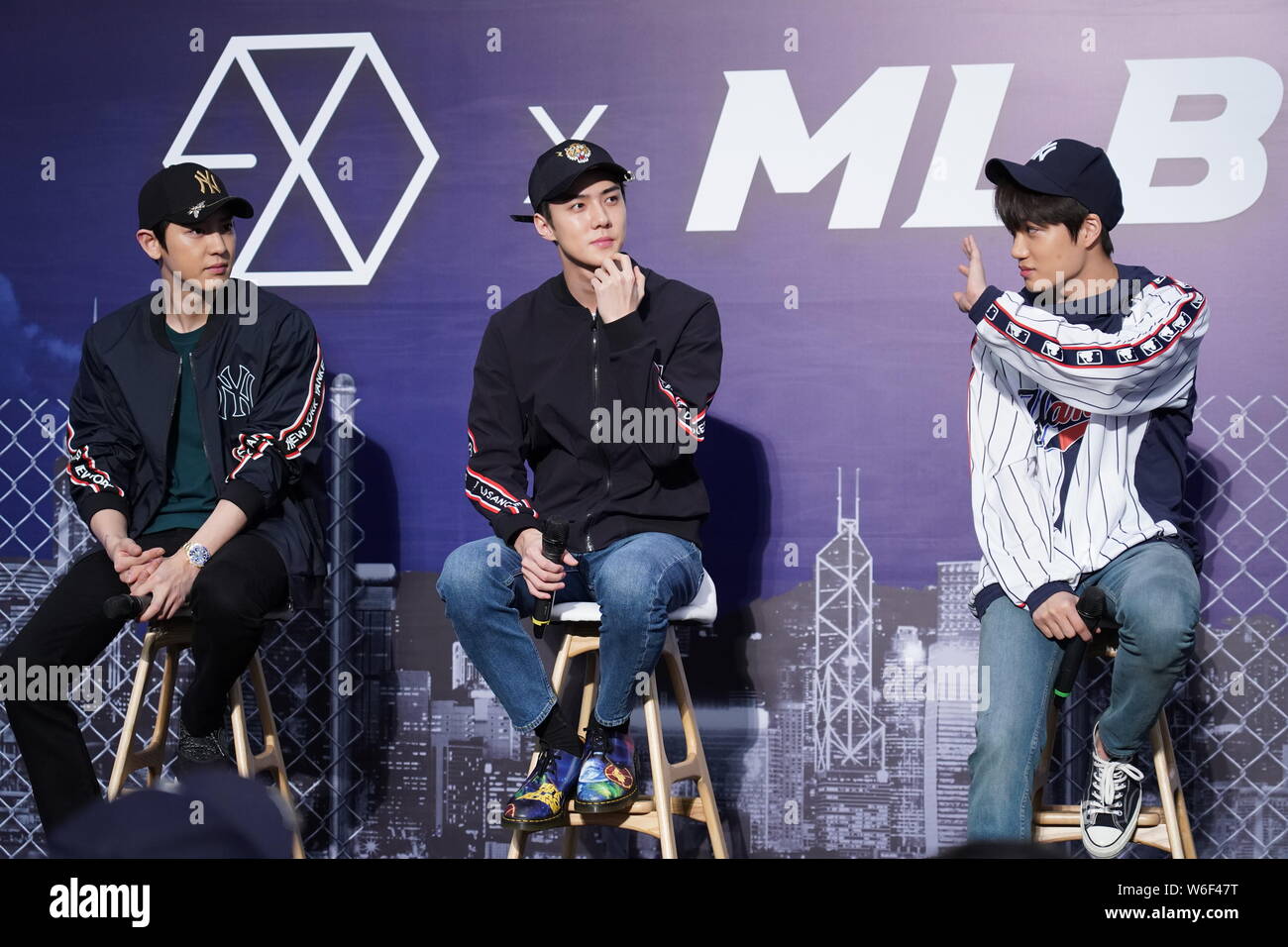 Von Links Park Chan Yeol Chanyeol Oh Se Hun Sehun Und Kim Jong In Kai Der Koreanischen Boy Group Exo Eine Werbeveranstaltung Fur Mlb Besuchen In Der Ho Stockfotografie Alamy