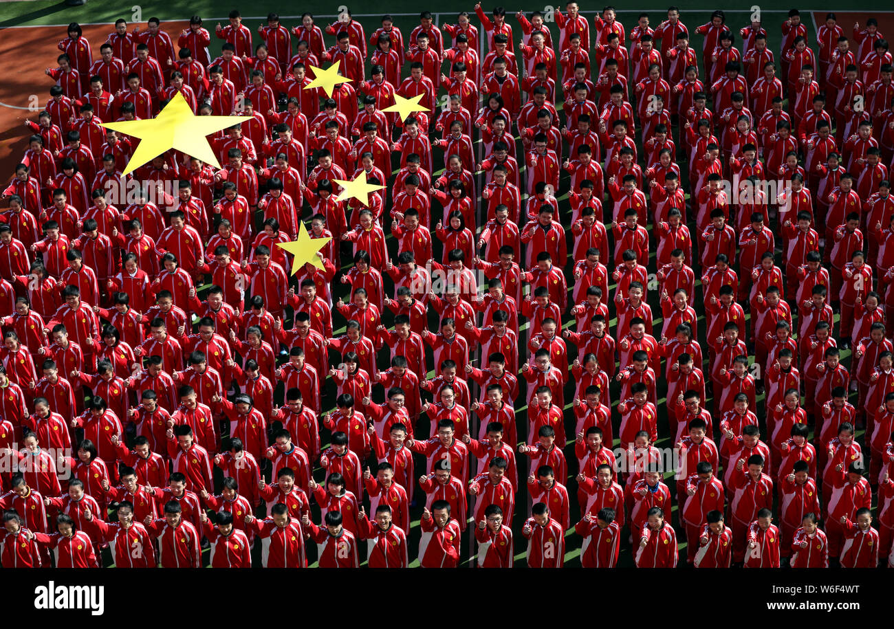 Luftaufnahme von 384 Kursteilnehmer der mittleren Schule in rot gekleidet, die eine Ausbildung in der Form der chinesischen Nationalflagge am ersten Tag der Schule in J Stockfoto