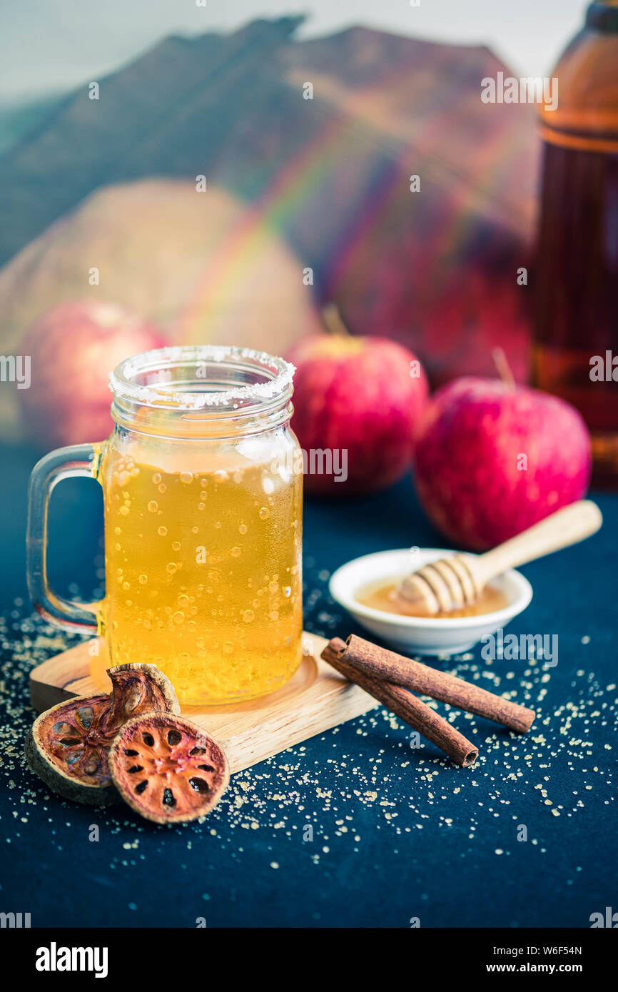 Glas gesunde bael, Golden Apple, Kaffee mit Zimt, Appel und Honig Stockfoto