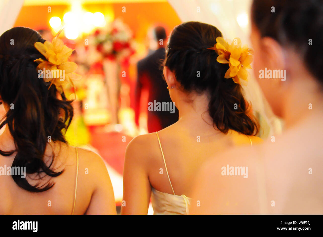 Brautjungfern zu Fuß auf der Tag der Hochzeit Stockfoto