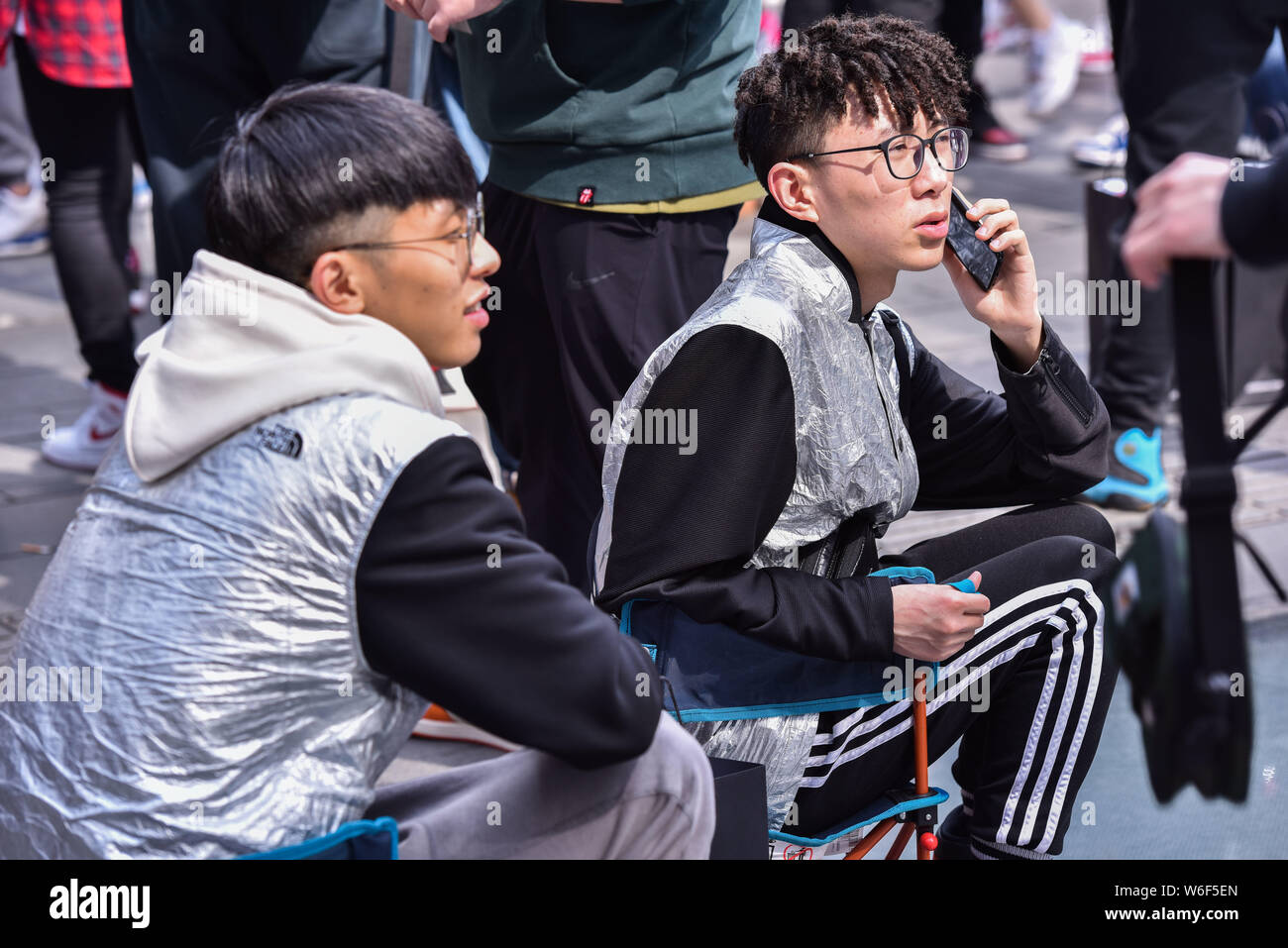 Chinesischen Basketball und Sneaker fans Line up New Releases in fornt des Jordan 1 HONGXING in Chengdu City zu kaufen, im Südwesten Chinas Provinz Sichuan, Stockfoto