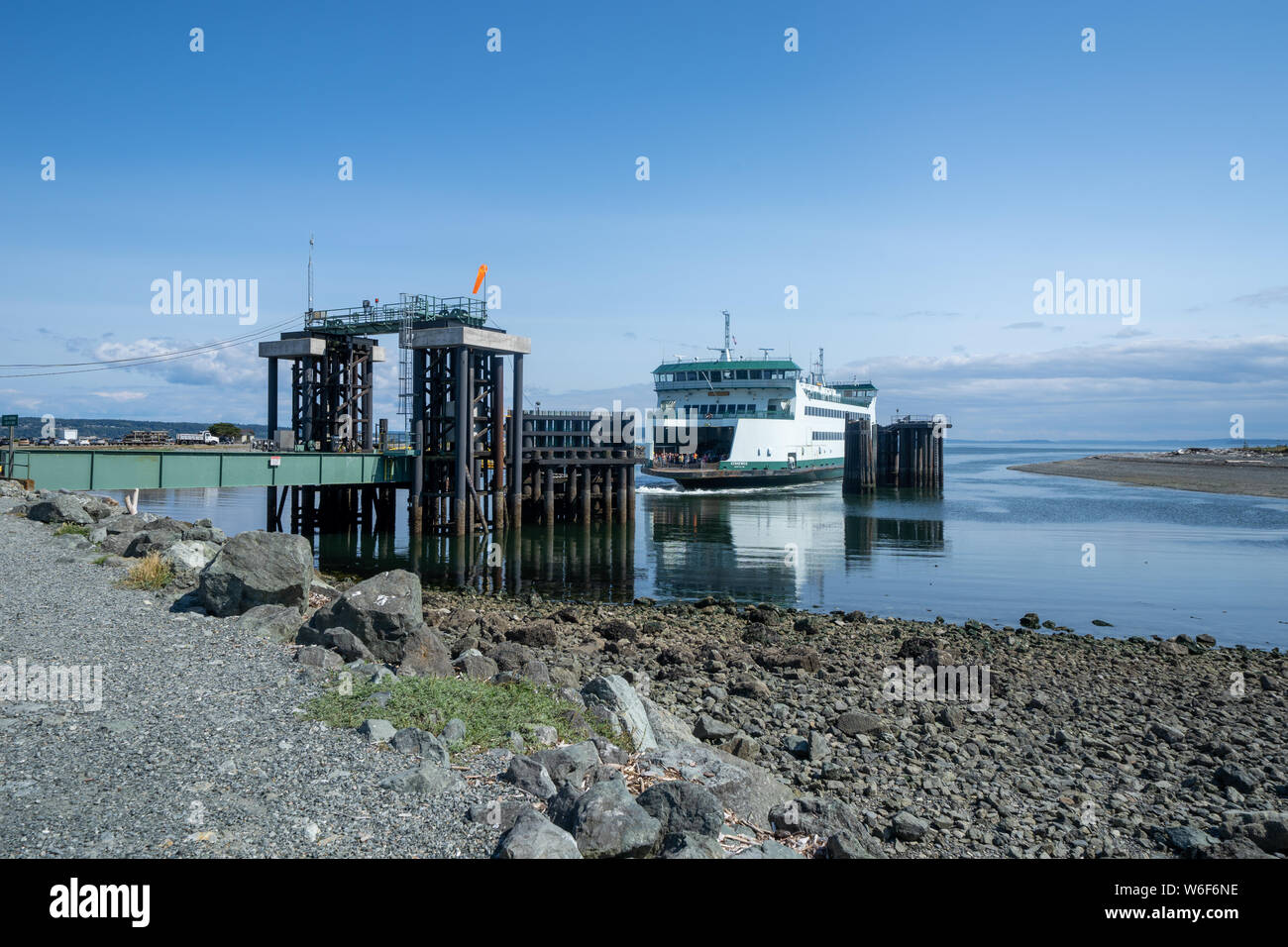 Coupeville, Washington - Juli 6, 2019: Port Townsend Auto- und Passagierfähre kommt zum Dock im Staat Washington, von Langley zu den Ol zu erhalten Stockfoto