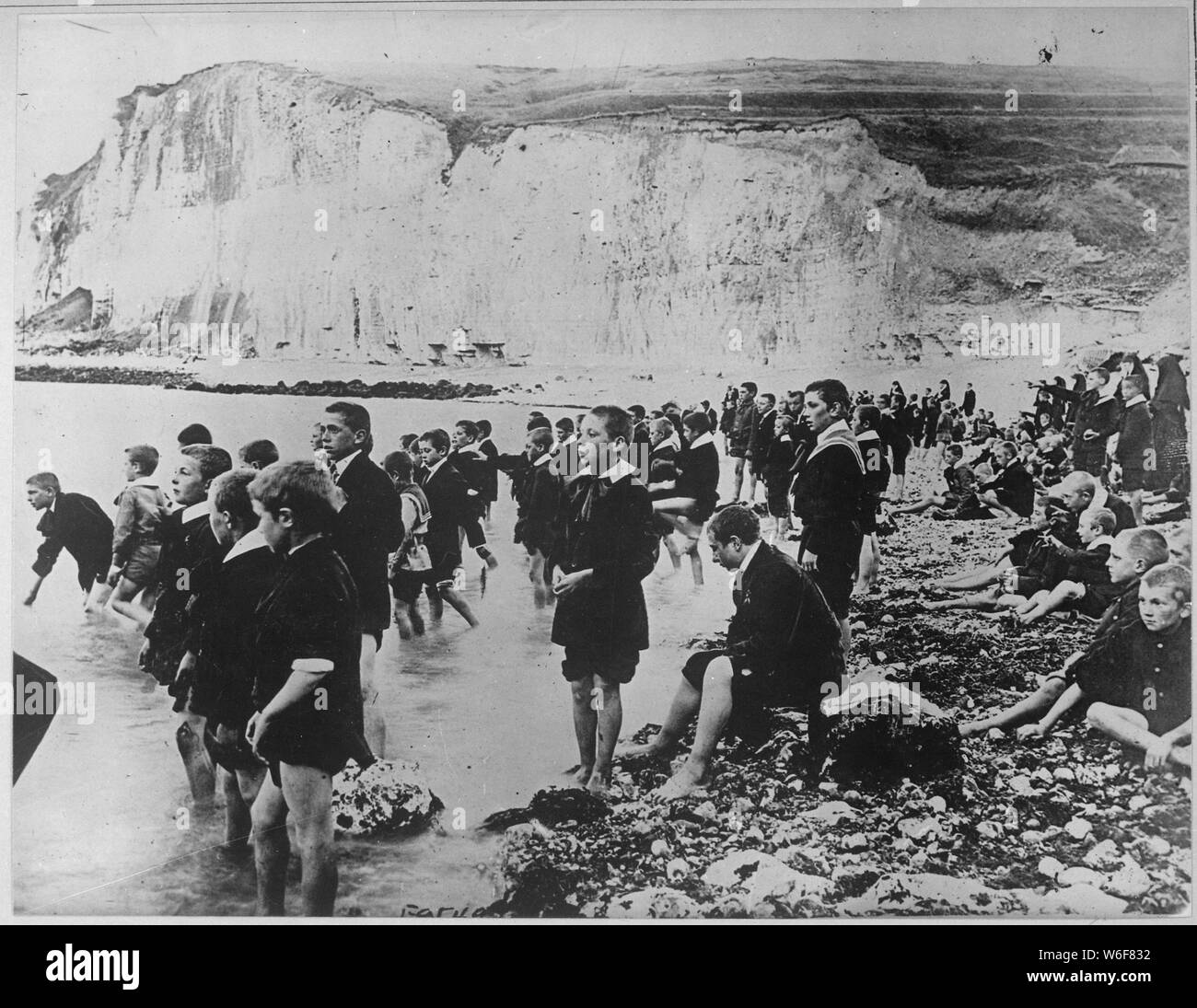 Ein amerikanisches rotes Kreuz Outing Zentrum an der Küste in der Nähe von Dieppe, Belgien, dem Belgischen Schule Kinder in der Lage sind, zu den wenigen glücklichen Momente, die Sie kennen. International Film Service., Ca. 1917-ca. 1918; Allgemeine Hinweise: Verwenden Sie Krieg und Konflikt Nummer 679 bei der Bestellung eine Reproduktion oder Anforderung von Informationen zu diesem Bild. Stockfoto