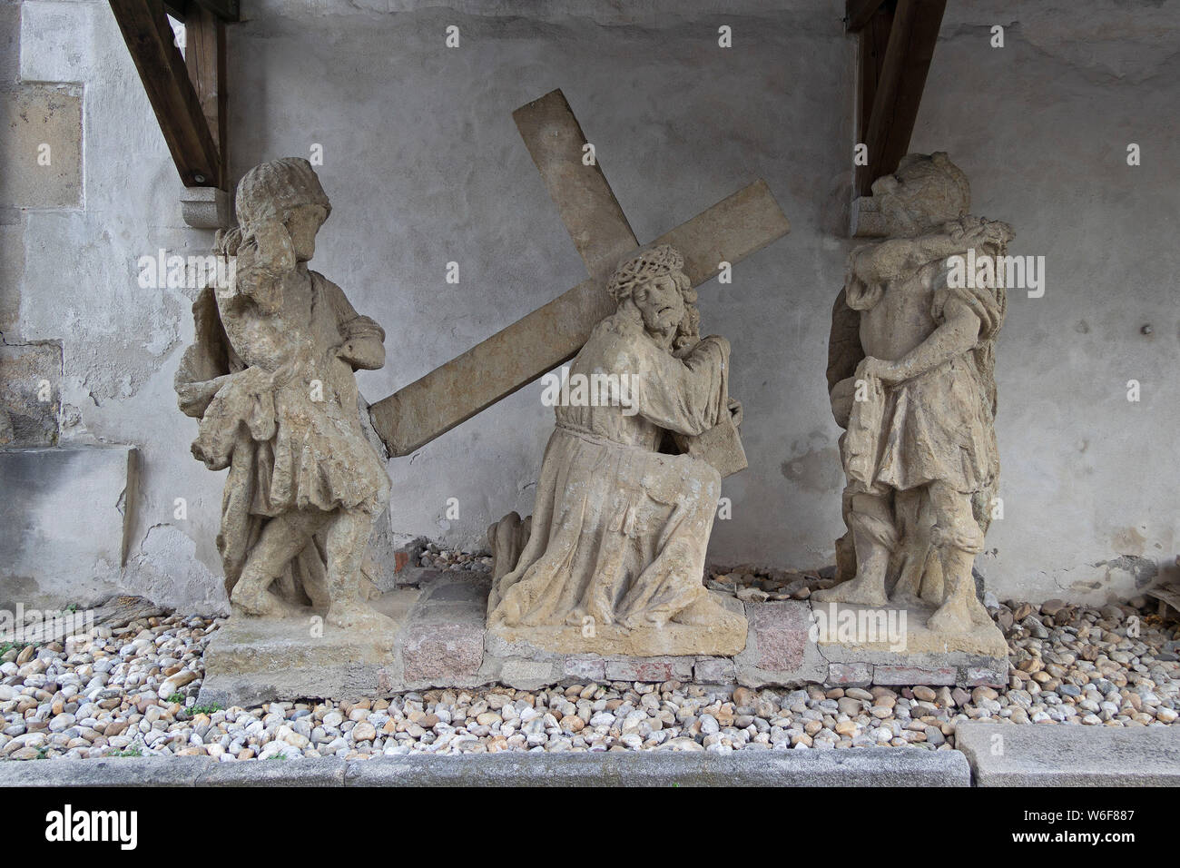 Statuen, die Stadt von der Pfarrkirche Maria Himmelfahrt, Deggendorf, Bayerischer Wald, Niederbayern, Deutschland Stockfoto