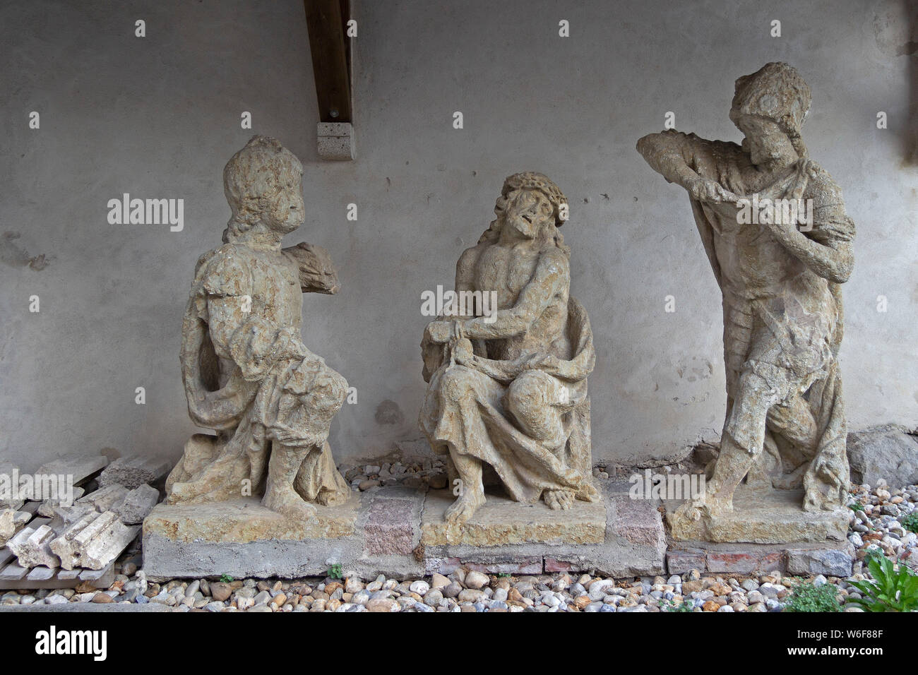 Statuen, die Stadt von der Pfarrkirche Maria Himmelfahrt, Deggendorf, Bayerischer Wald, Niederbayern, Deutschland Stockfoto