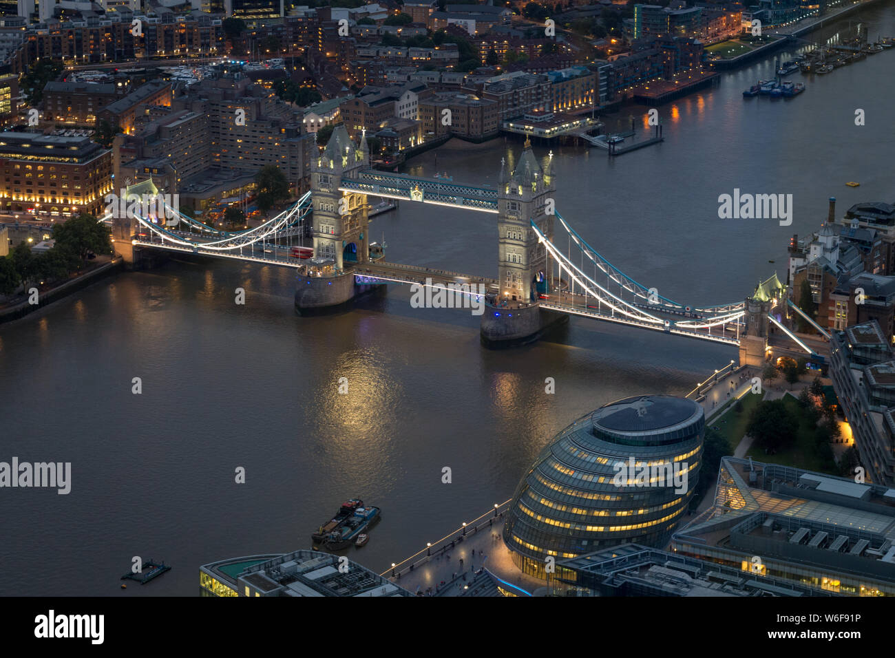 Antenne Stadtbild von London bei Nacht mit städtischen Architekturen und Tower Bridge, Großbritannien Stockfoto