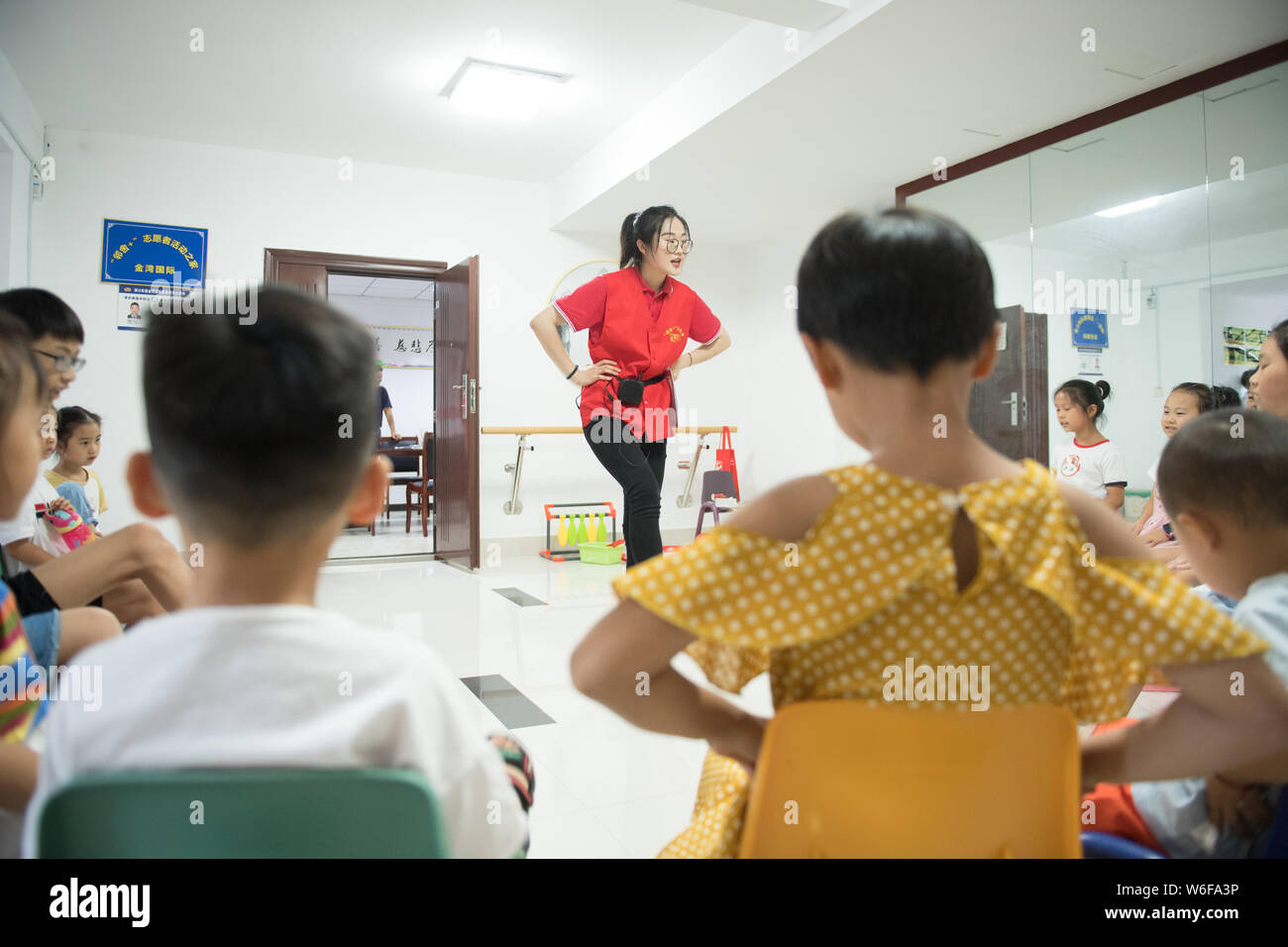 (190801) -- SHENGZHOU, August 1, 2019 (Xinhua) - ein Freiwilliger lehrt eine Gruppe von Kindern Englisch an einer Nachbarschaft in Shengzhou, im Osten der chinesischen Provinz Zhejiang, Aug 1, 2019. "Neighbor plus' ist eine kreative Art und Weise zu fördern lokale Bewohner in Gemeinschaft Volunteer Service in Shengzhou zu beteiligen, und hat über 600 Familien die Teilnahme am Programm, ihre Nachbarn zu Hilfe angezogen. (Xinhua / Weng Xinyang) Stockfoto