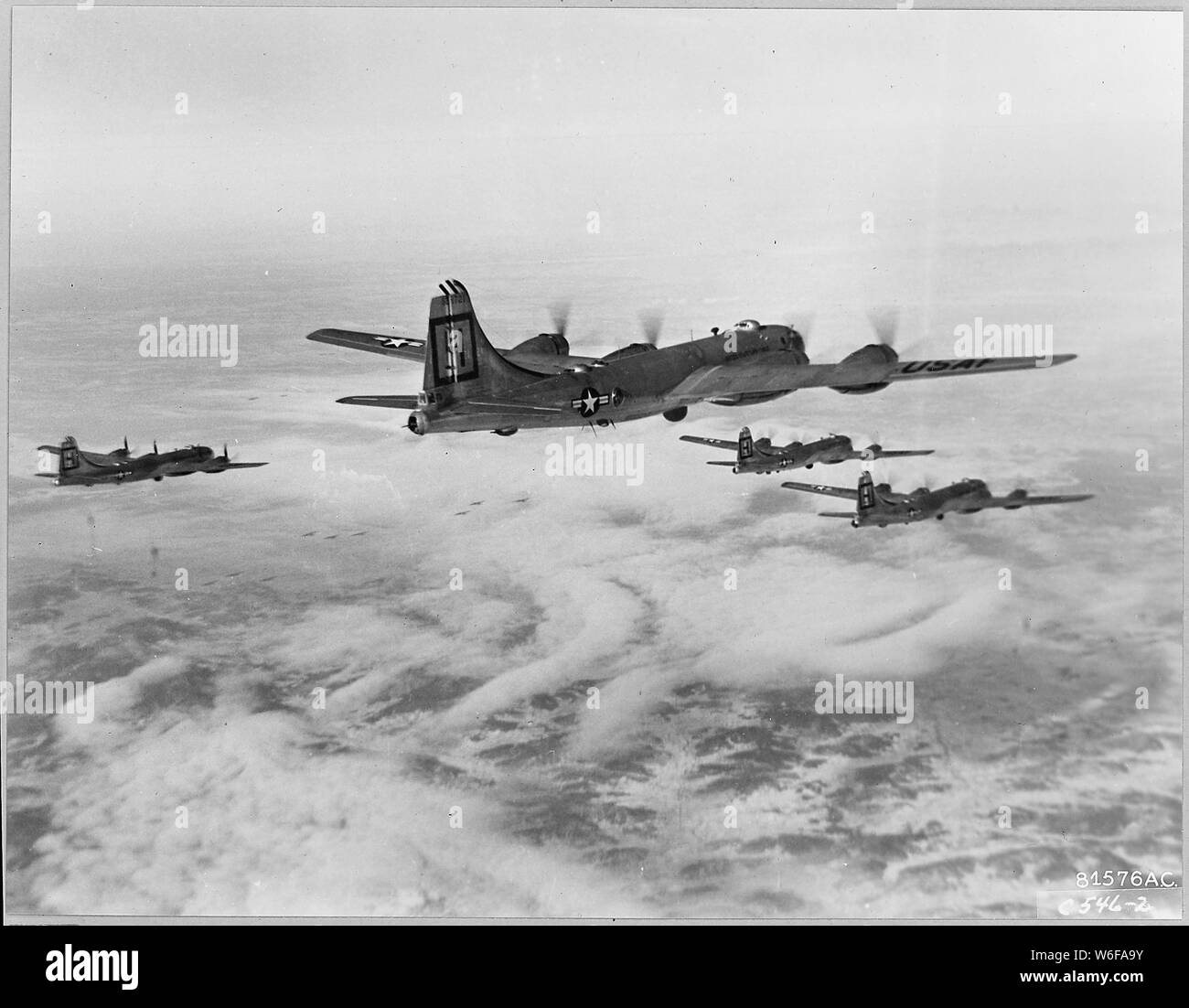 B-29 s der US-Streitkräfte in Fernost Geschwindigkeit Tonnen Bomben auf militärische Ziele des Chinesischen Roten zu entleeren. In der rund um die Uhr Angriffe, die Bomber sind, die den bitteren Geschmack des Krieges die Heimat der Kommunistischen Horden. Stockfoto