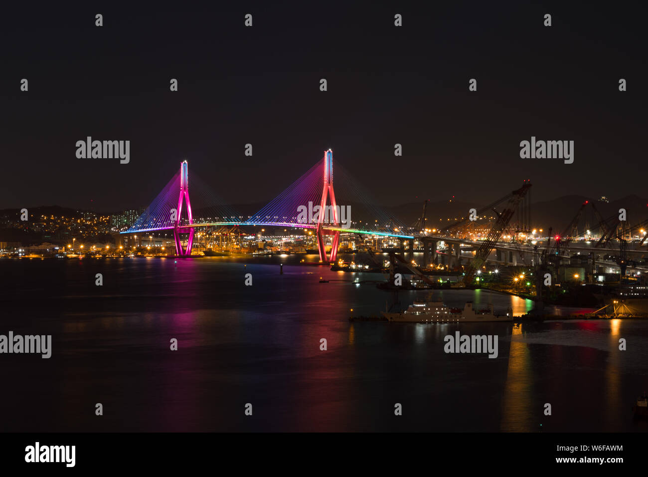 Busan, Korea, 22.12.2018, Blick auf die Brücke bei Nacht beleuchtet von Lotte Department Store. Stockfoto