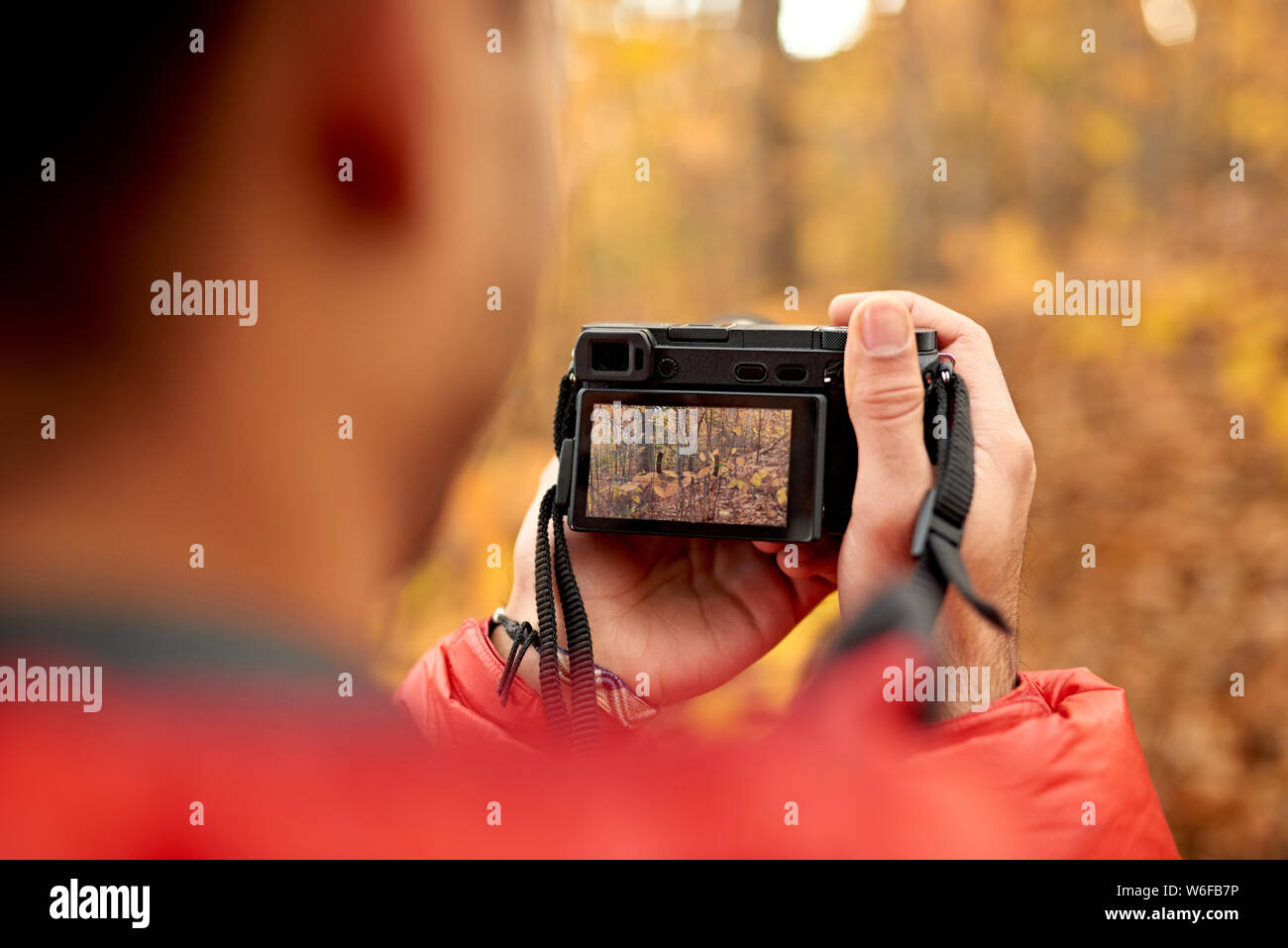 Attraktive inder Aufnehmen von Bildern mit einer spiegellosen Kamera durch den Wald im Herbst in Kanada Stockfoto