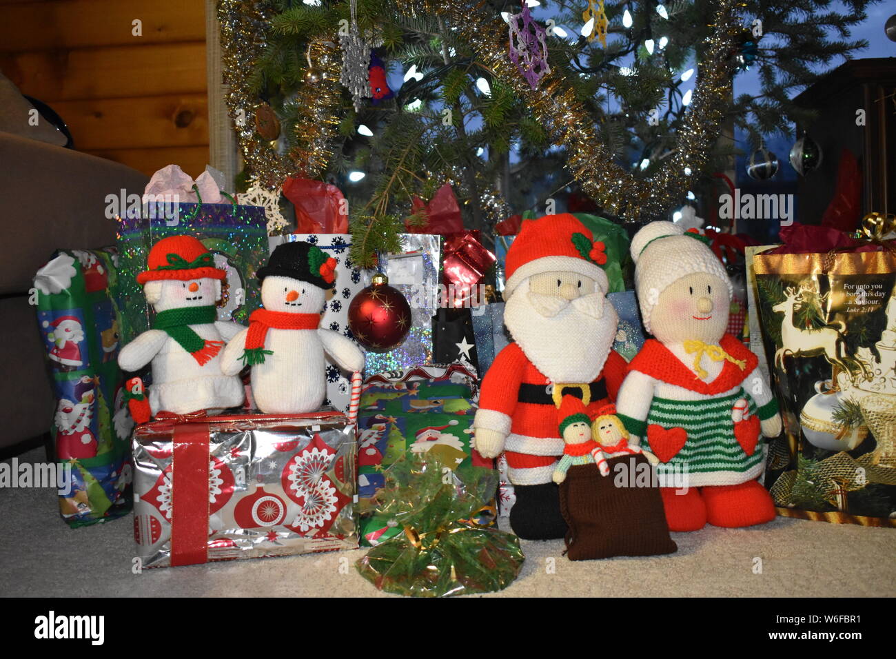 Geschenke und Dekorationen unter dem Weihnachtsbaum Stockfoto