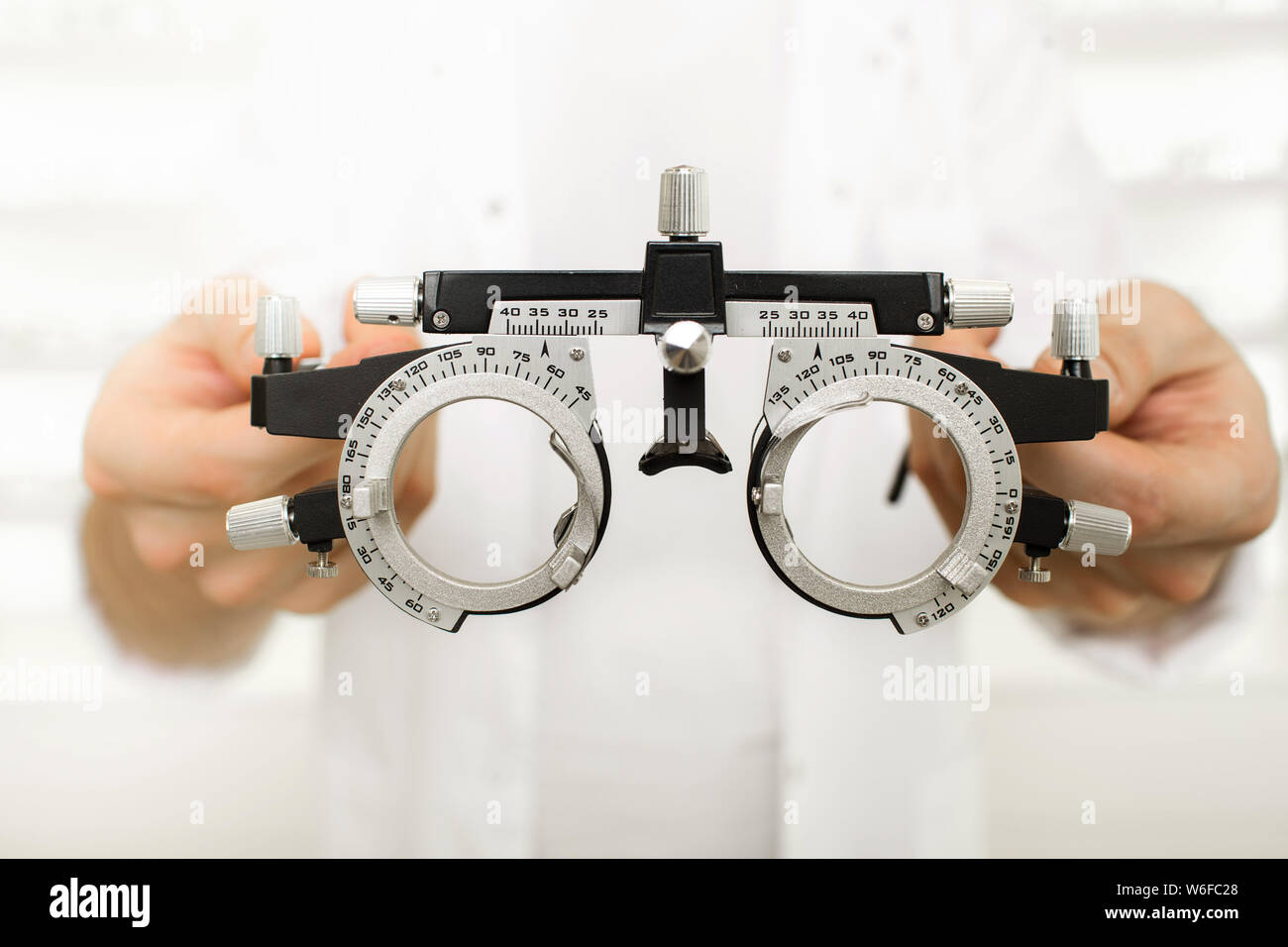 Arzt holding Optometrist trial Rahmen Stockfoto