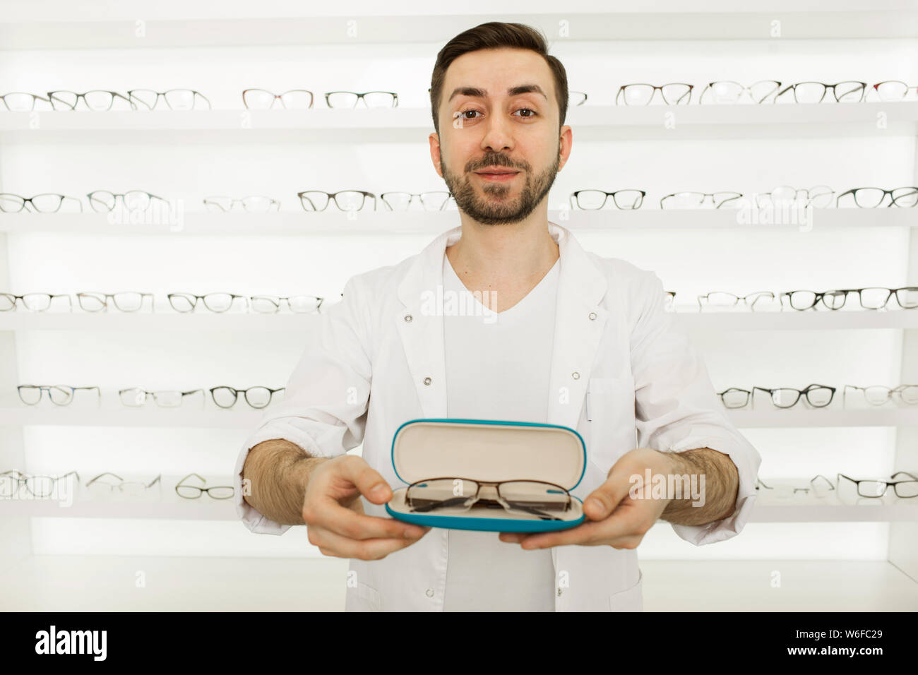 Verkäufer Gläser in den Händen halten, neue Brille Stockfoto